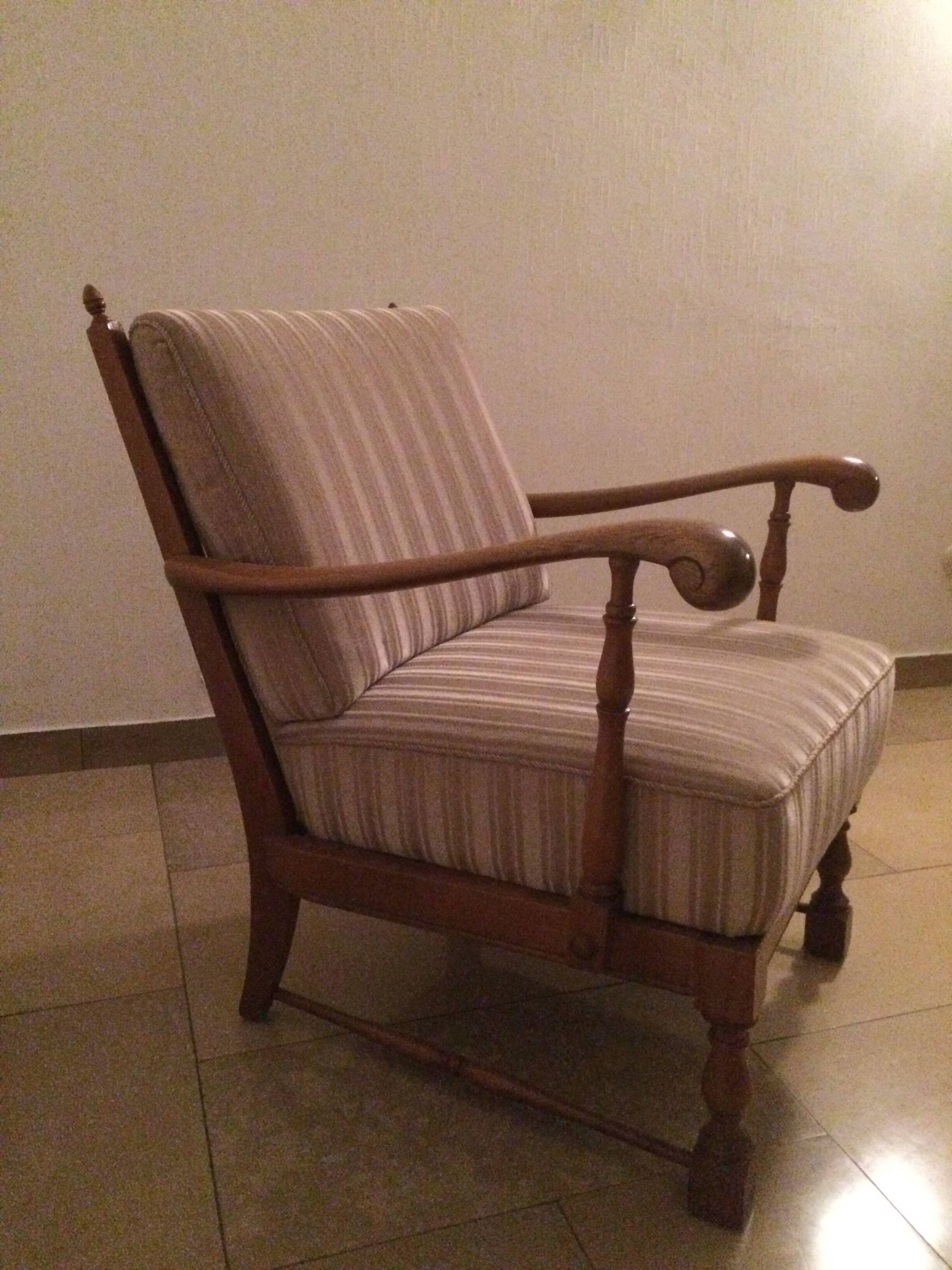 Ensemble de salon vintage avec table basse en marbre vert et quatre fauteuils.