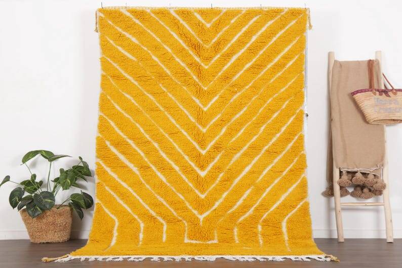 Ecru Moroccan rug with geometric patterns 250cm x 150cm