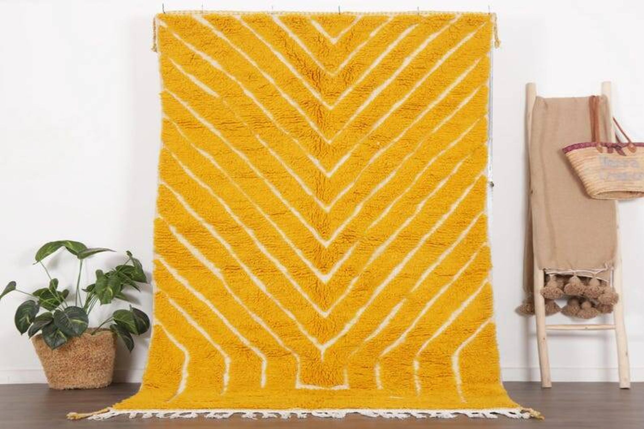 Ecru Moroccan rug with geometric patterns 250cm x 150cm