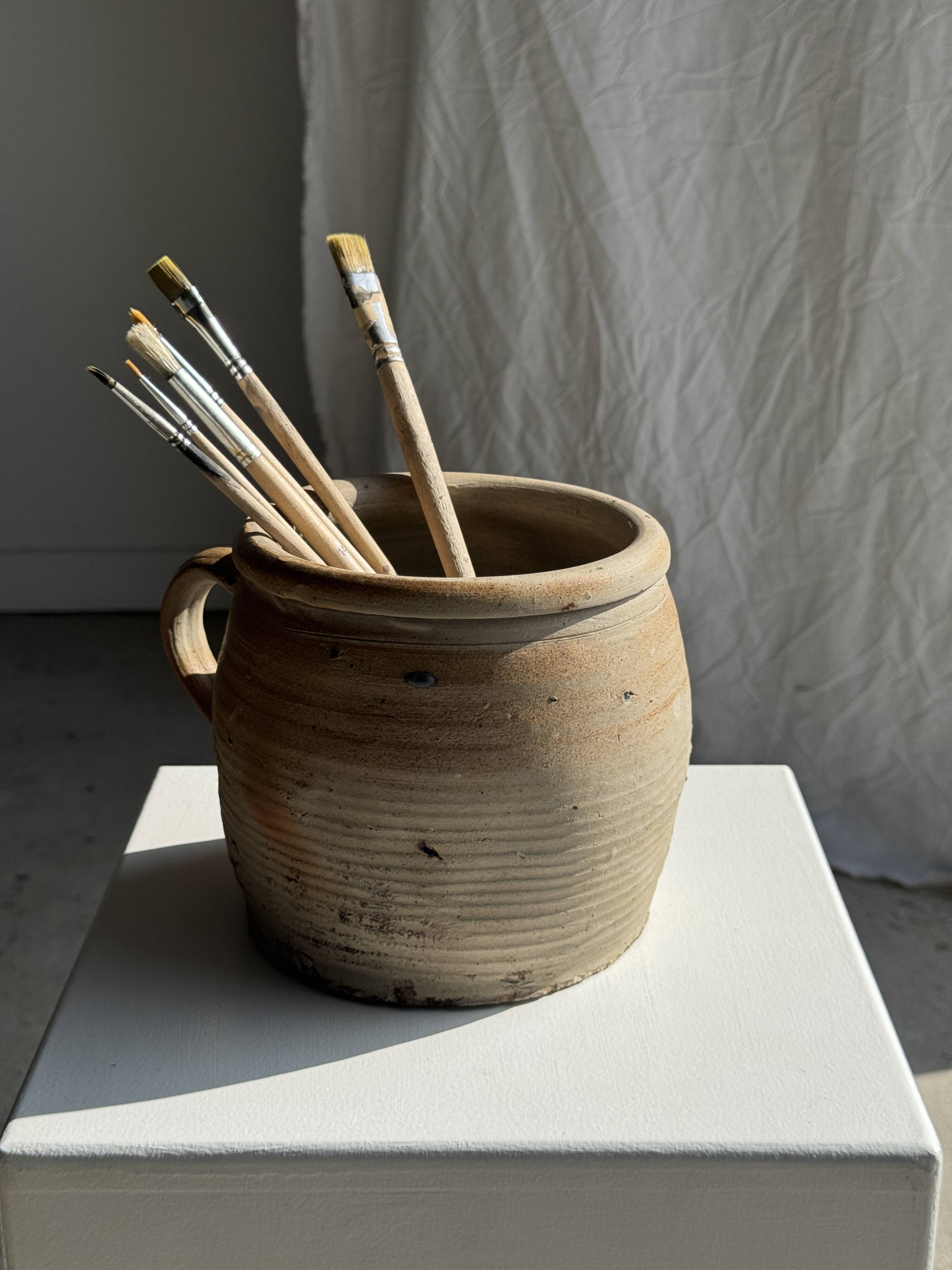 Large stoneware pot with ribbed handle H16