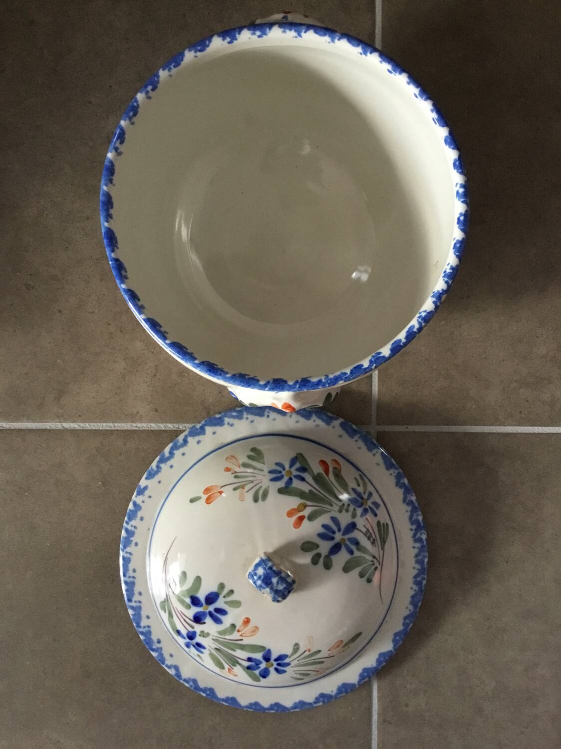 Soup tureen or vegetable dish