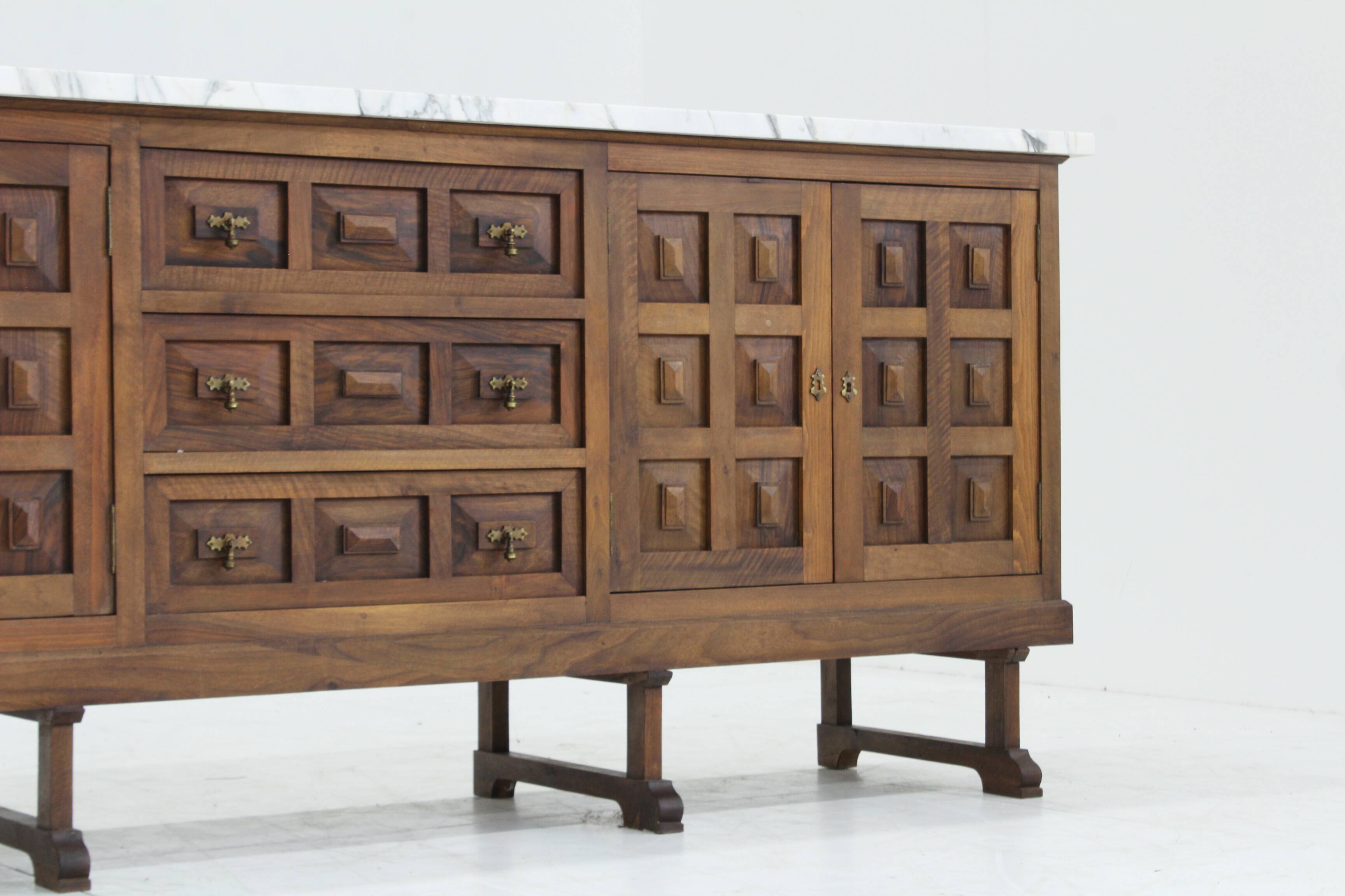 Buffet brutaliste espagnol en bois massif et marbre