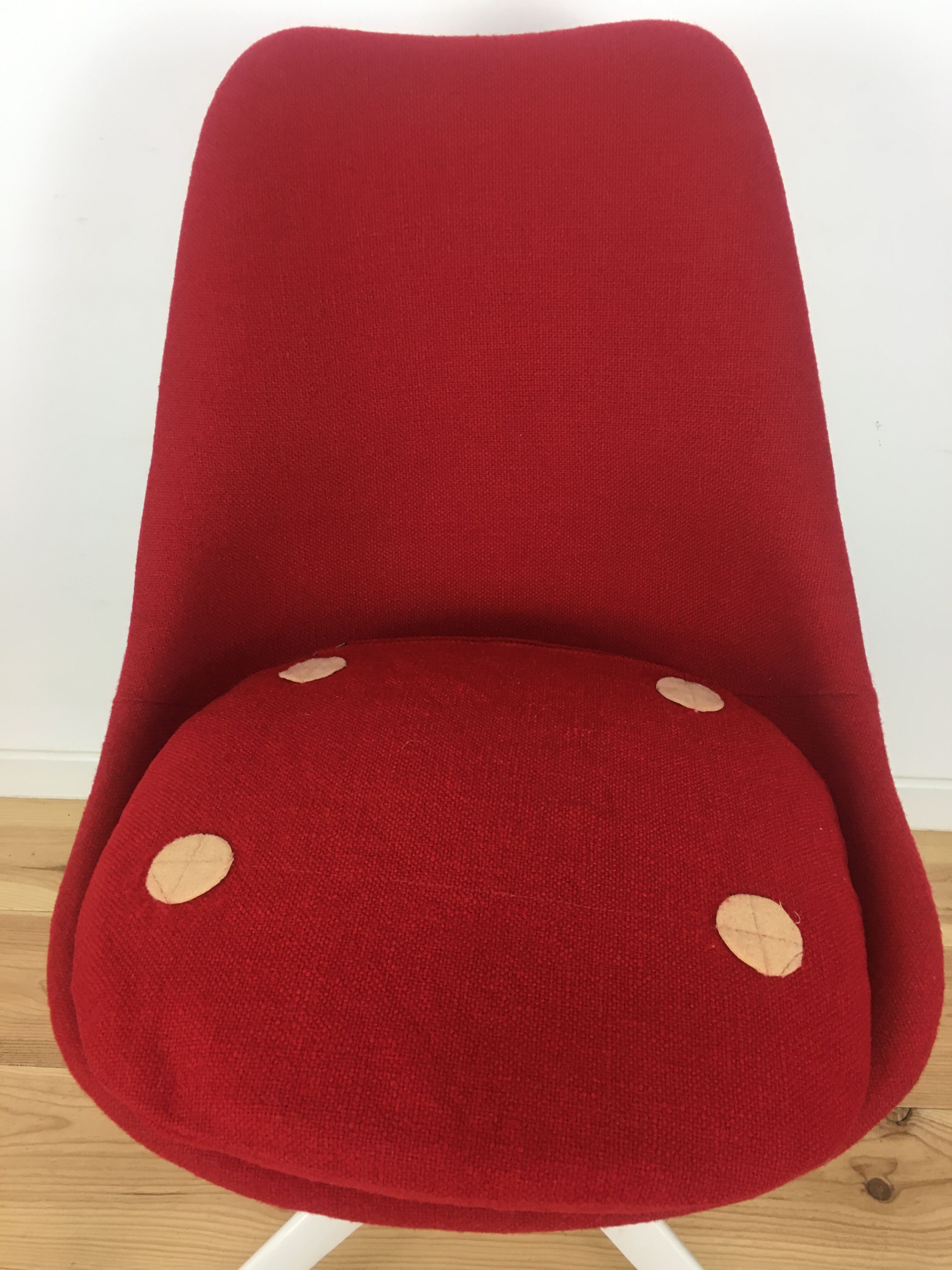 Tulip swivel chair on wheels by Eero Saarinen