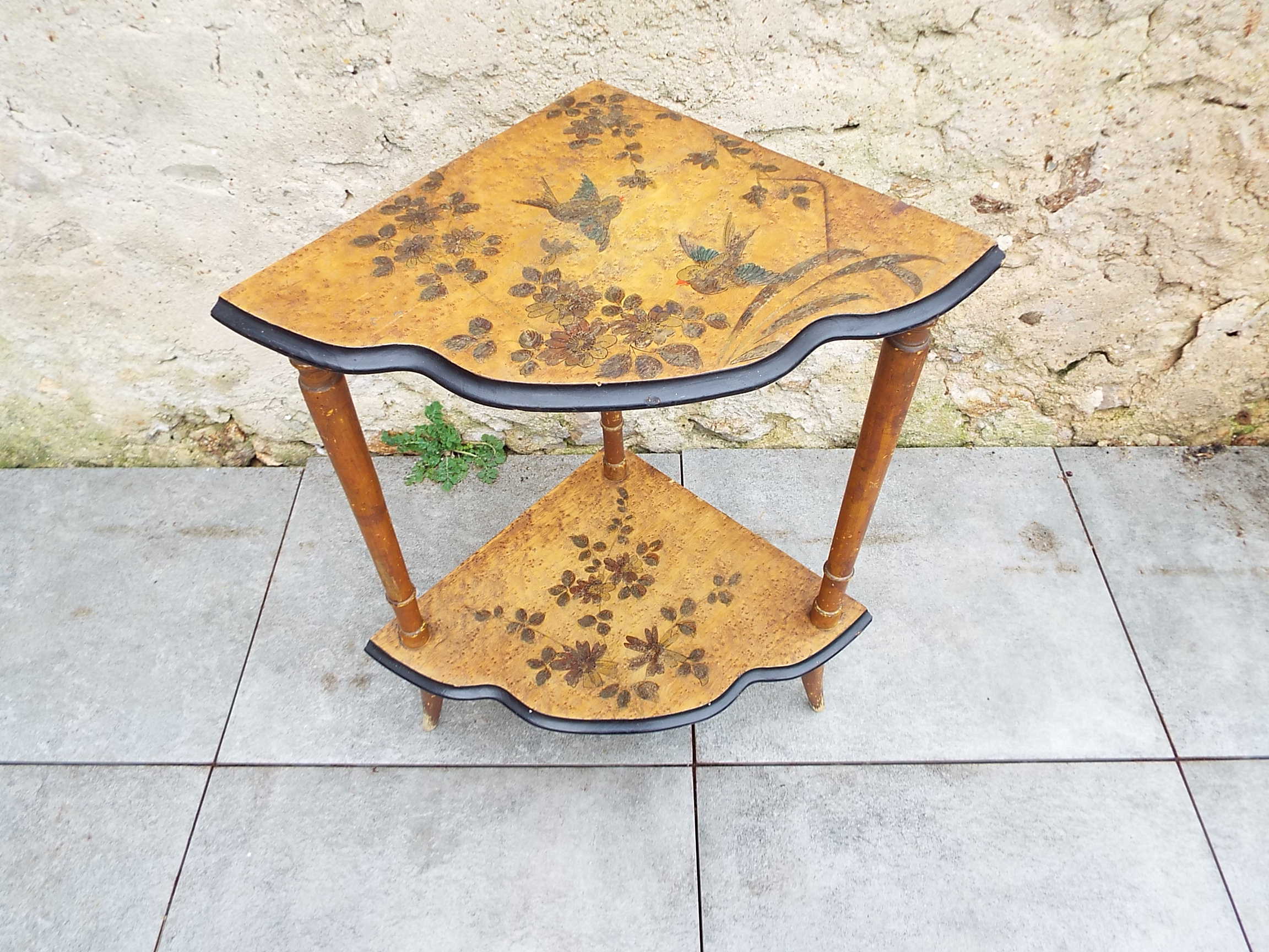 Corner shelf in painted wood