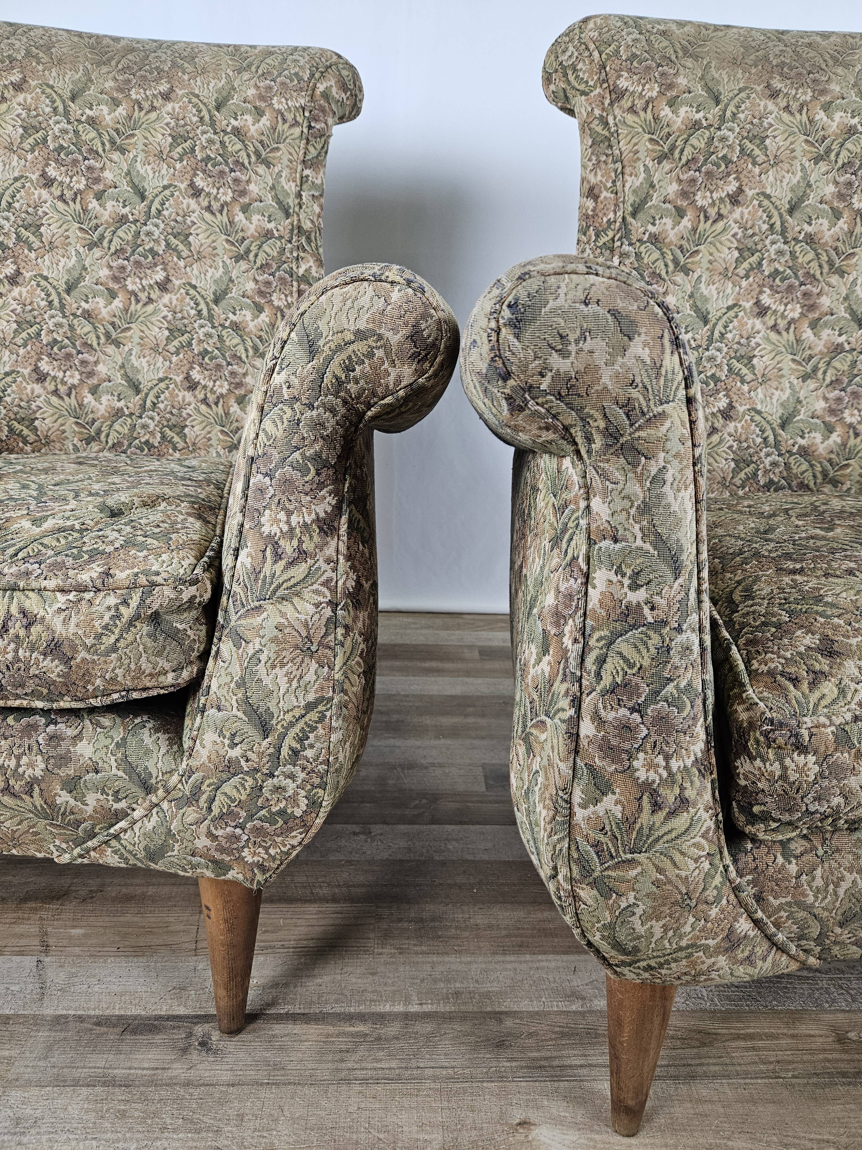 Paire de fauteuils fleuris années 70 avec pieds en bois