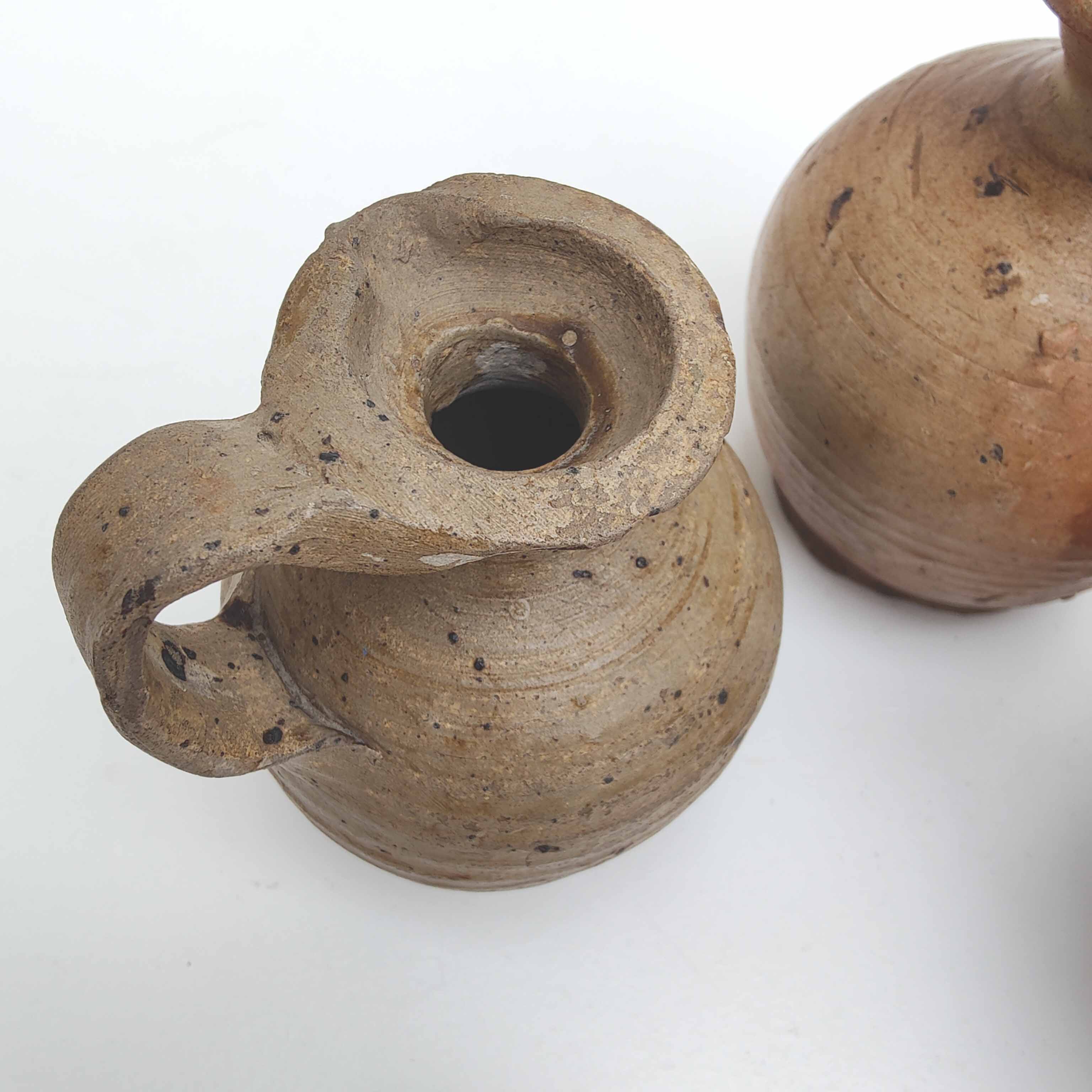 Lot de trois pichets en grès