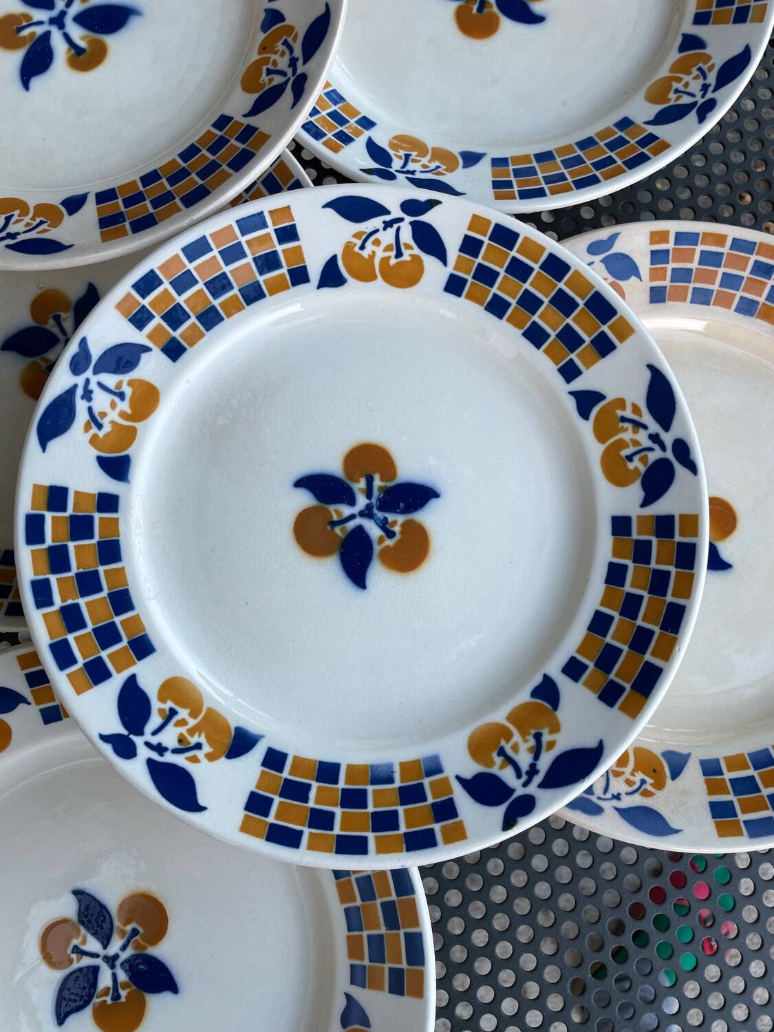 7 assiettes à dessert en faïence bordeaux