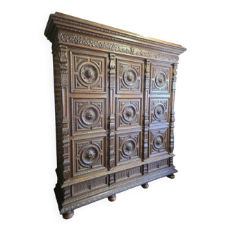 Flemish 3-door oak wardrobe