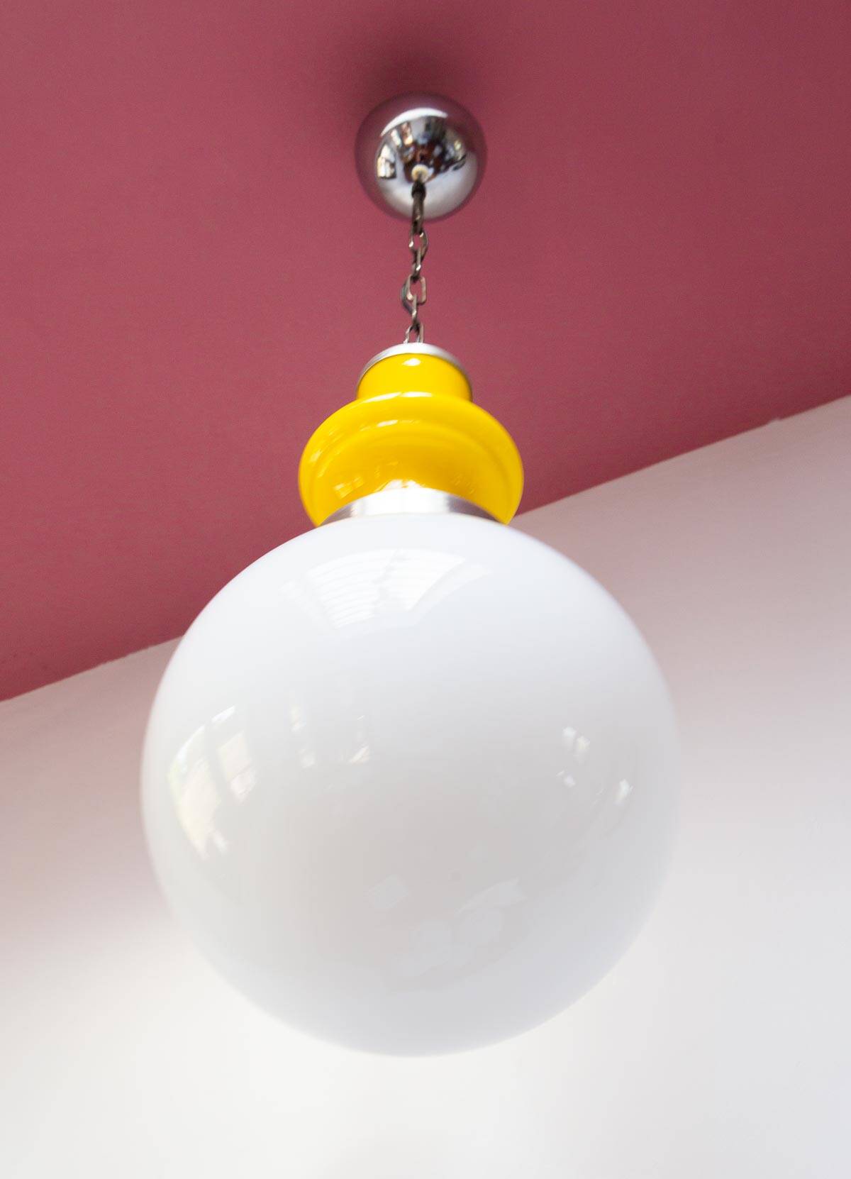 Suspension des années 60 en opaline blanche et jaune (30 cm)