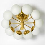 Plafonnier en laiton des années 1960 de style Space Age avec 10 boules en verre par Kaiser.