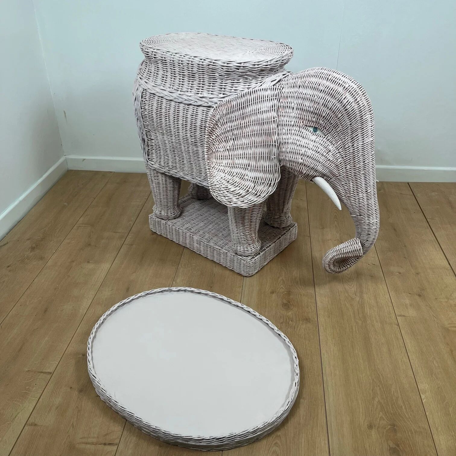 Vintage side table in rattan in the shape of an elephant, attributed to Vivai del Sud, Italy, 1960 - 1970.