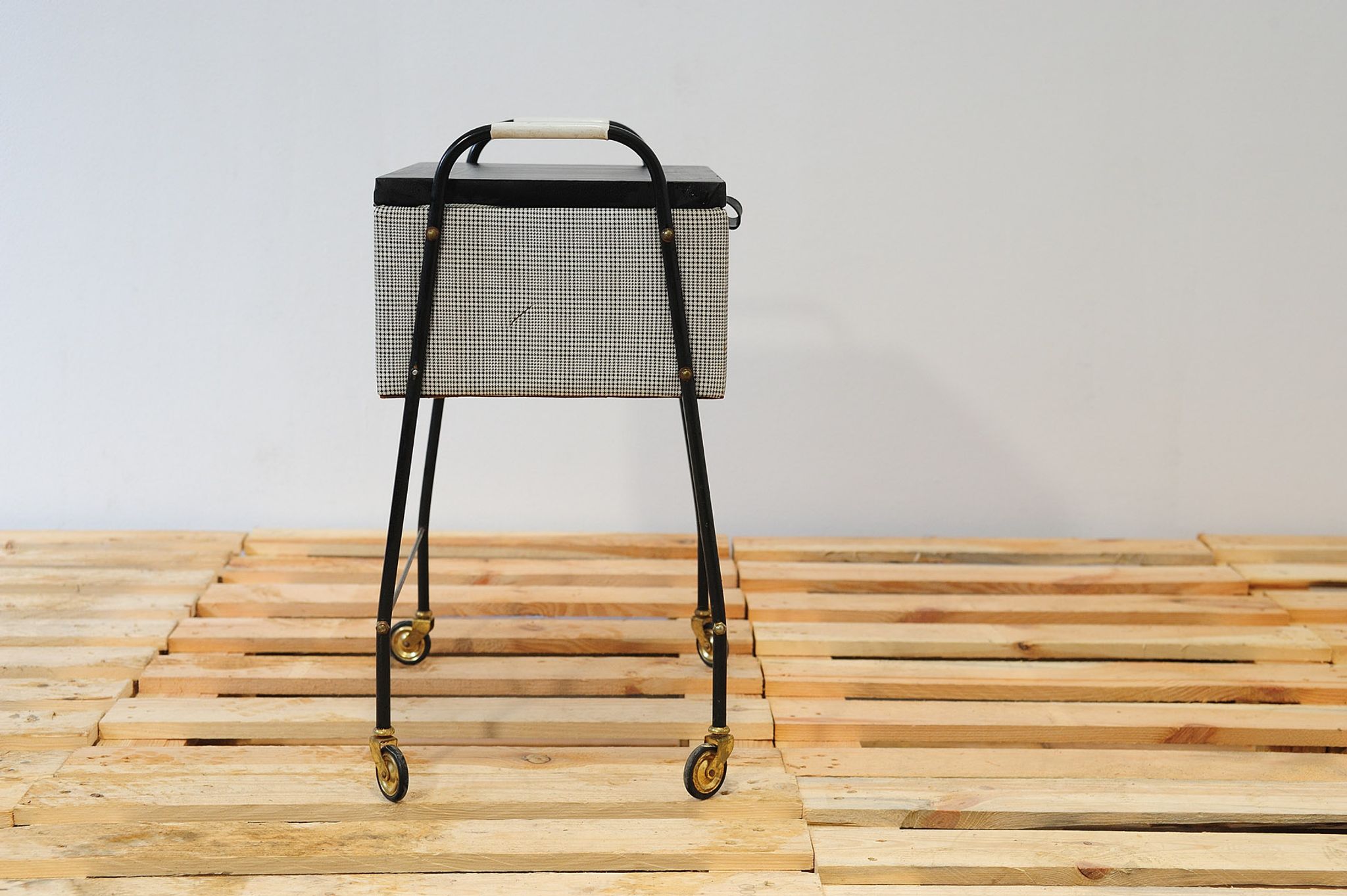 Table de couture allemand sur roulettes des années 1970