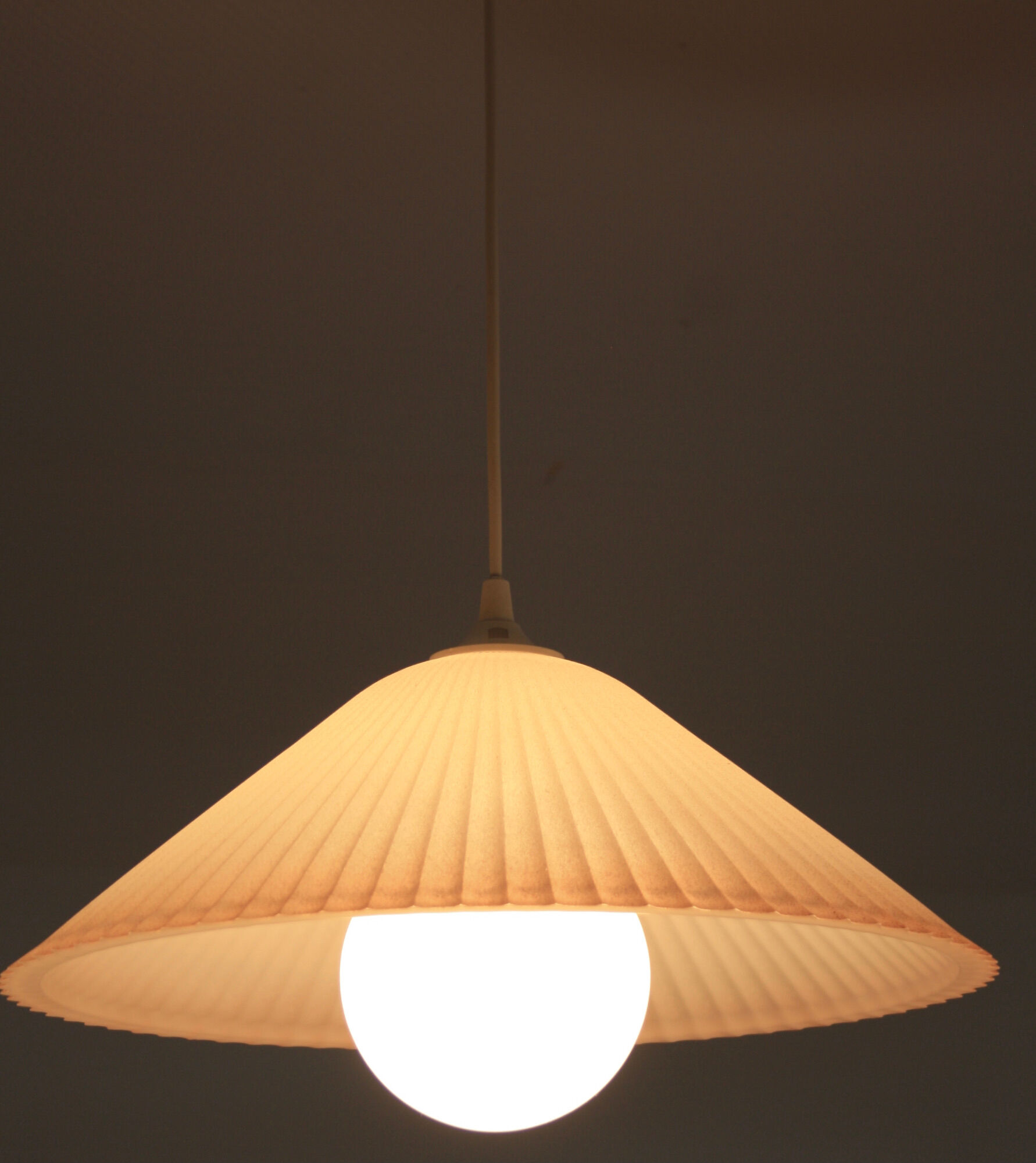 Pleated glass suspension