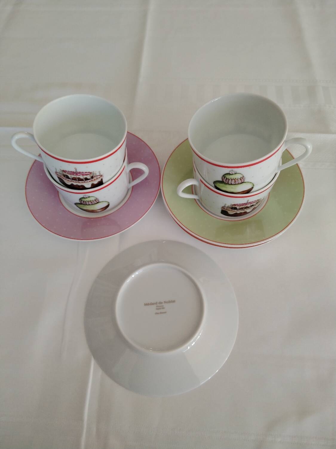 Lot de 4 tasses  à thé de marque  Médard de noblat