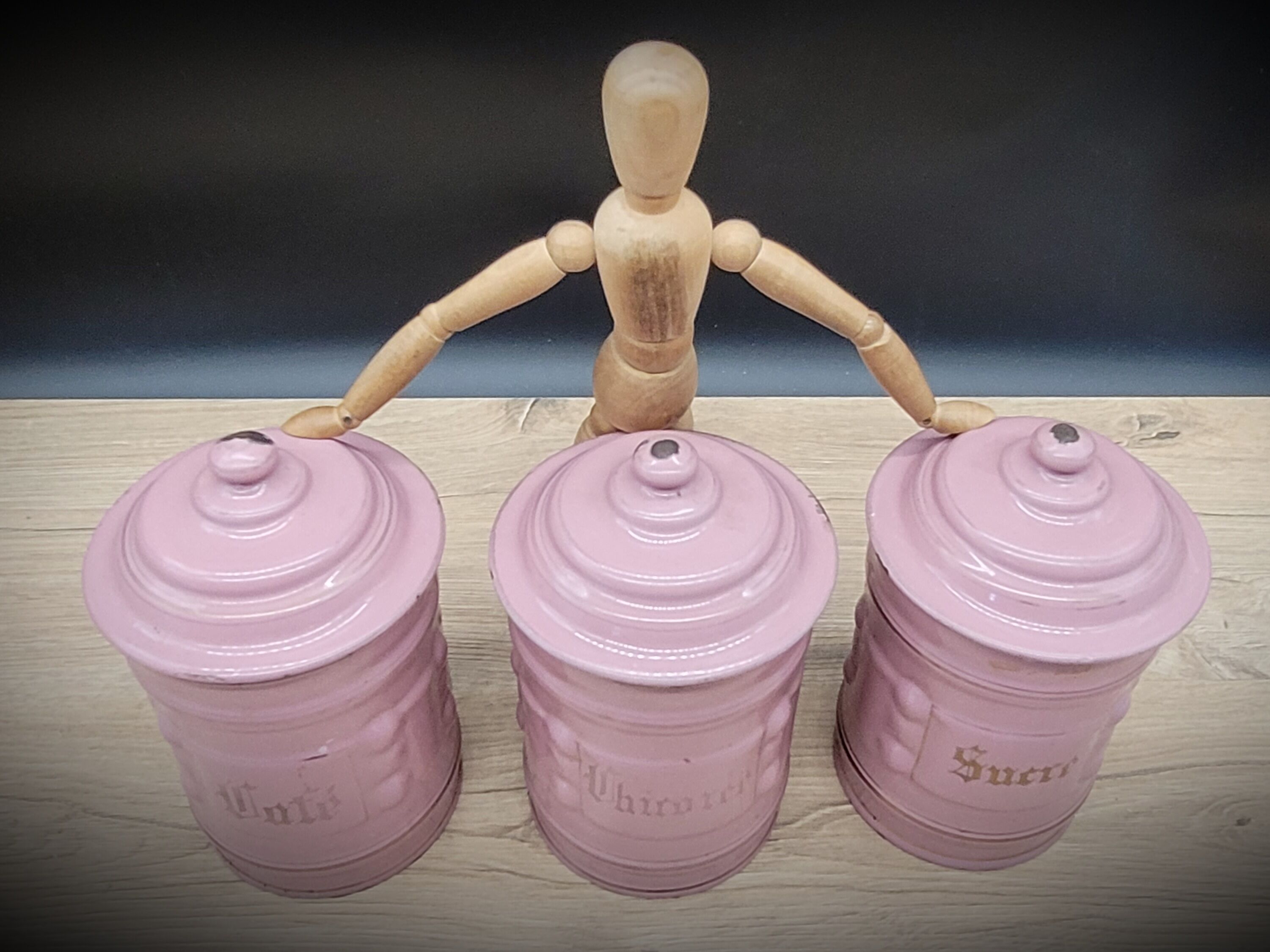 Trio pink enamelled pots