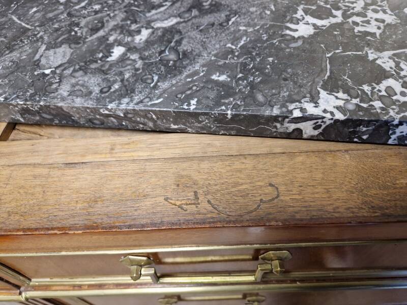 Mahogany commode with mahogany veneer from the Louis XVI period - late 18th century.