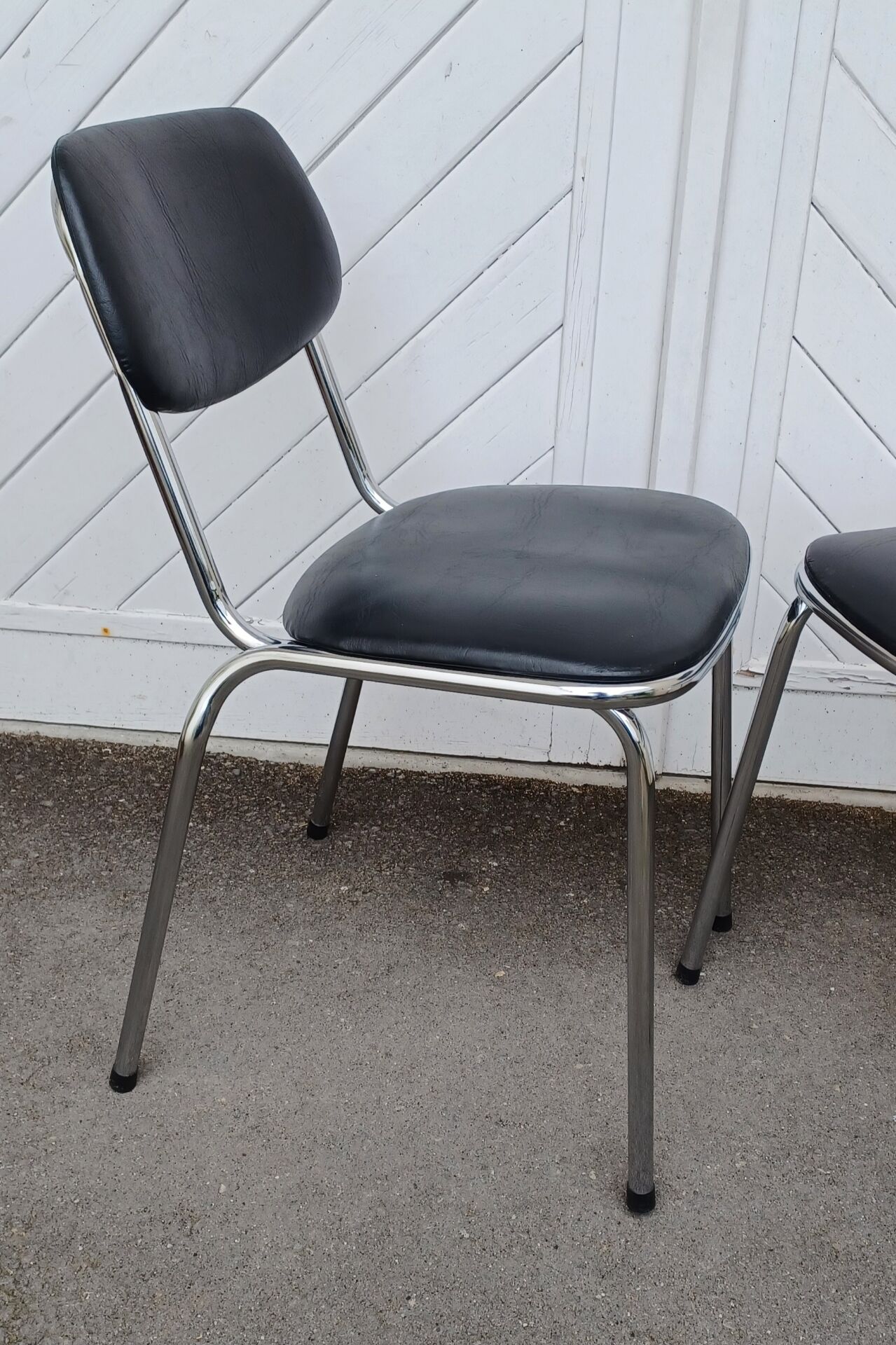 Paire de chaises vintage skaï et chrome