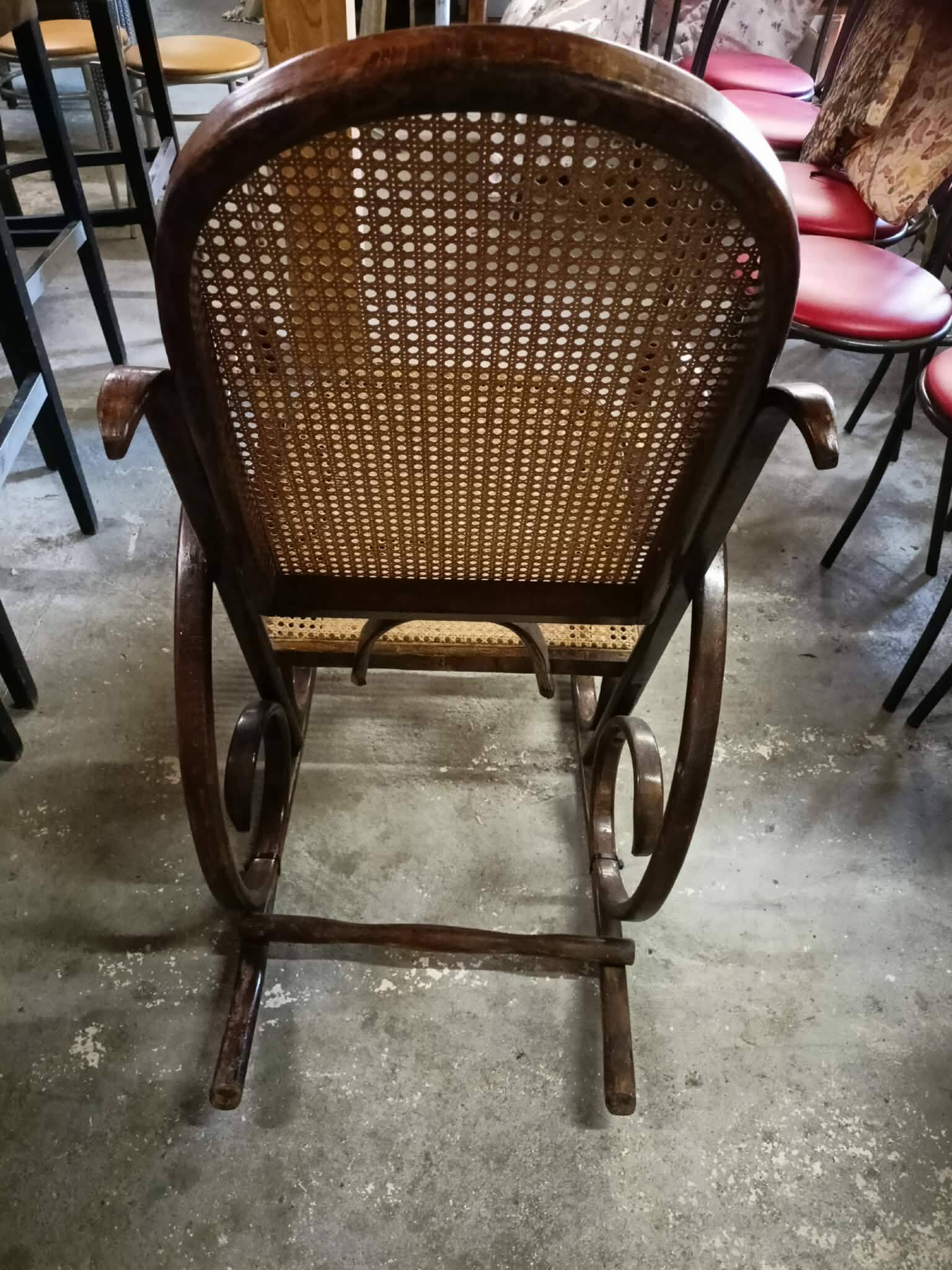 Rocking-chair vintage en bois courbé – Style Thonet