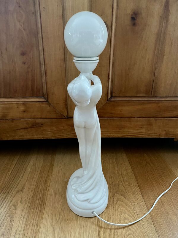 Lampe en céramique blanche et globe opaline femme art déco art nouveau