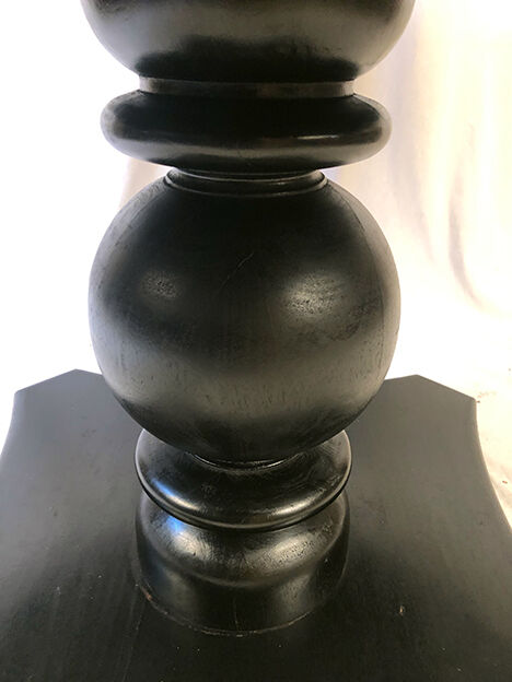 Table circulaire en bois noirci, pied central balustre