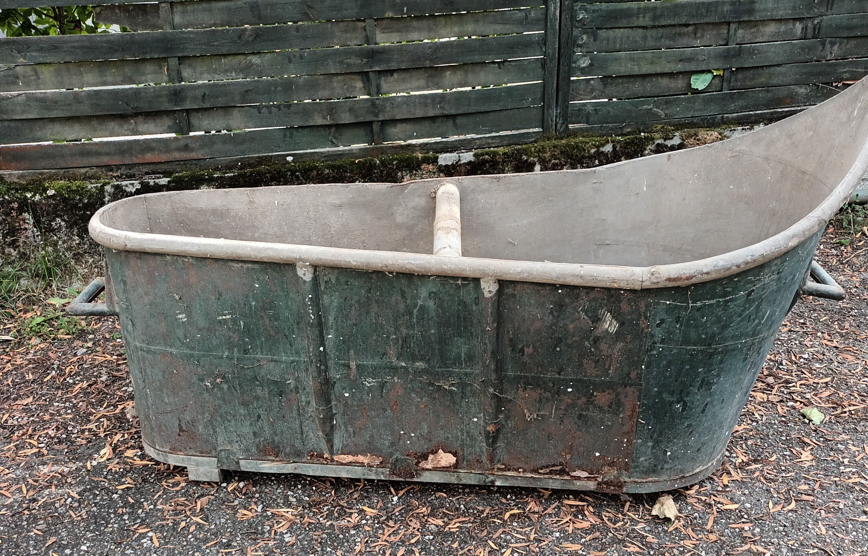 Zinc bathtub