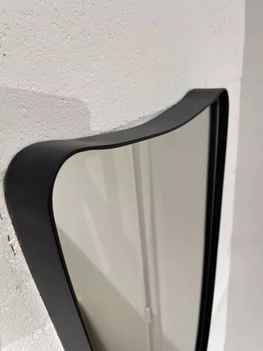 Free-form rearview mirror in black metal