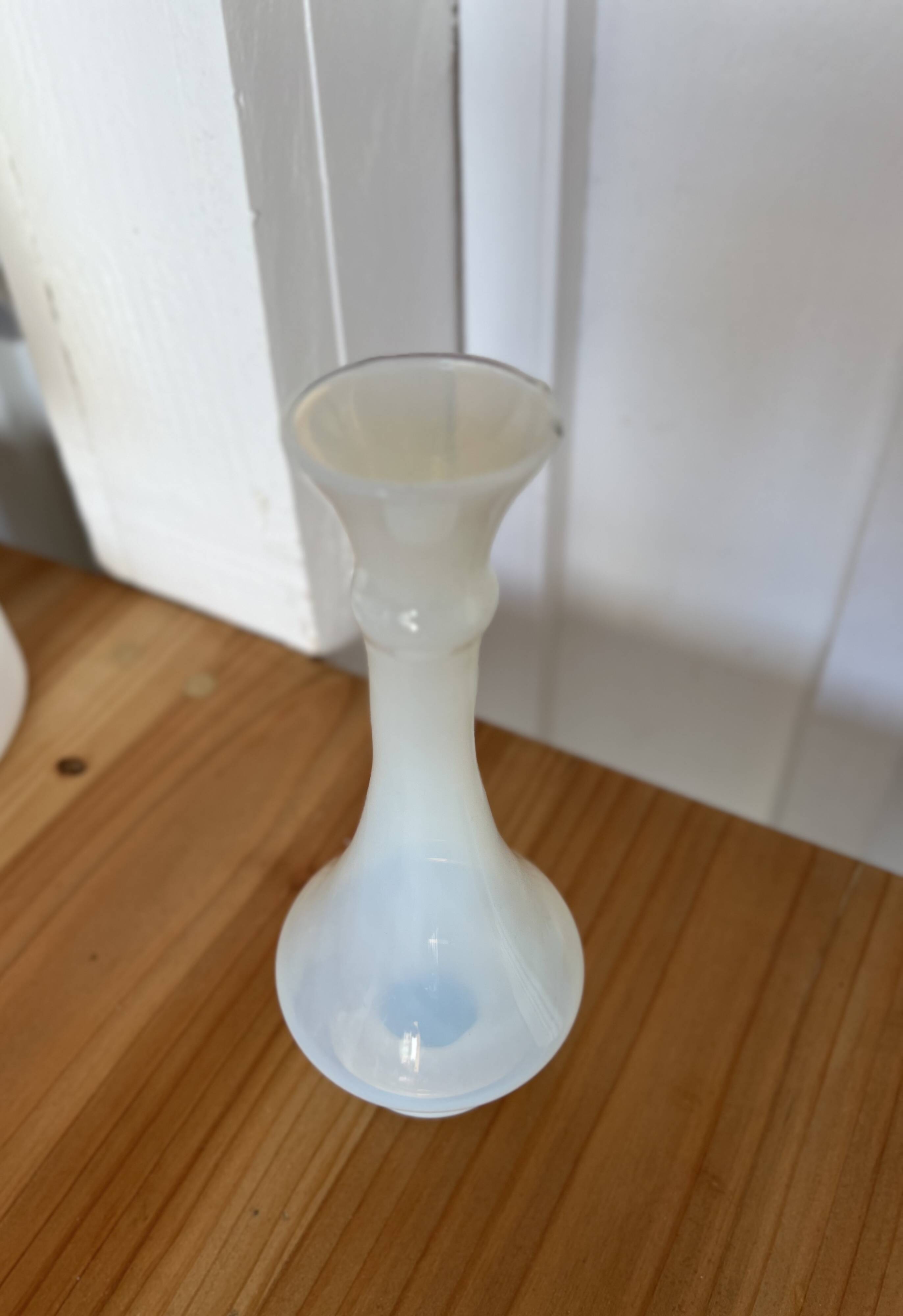 Vintage opaline soliflore