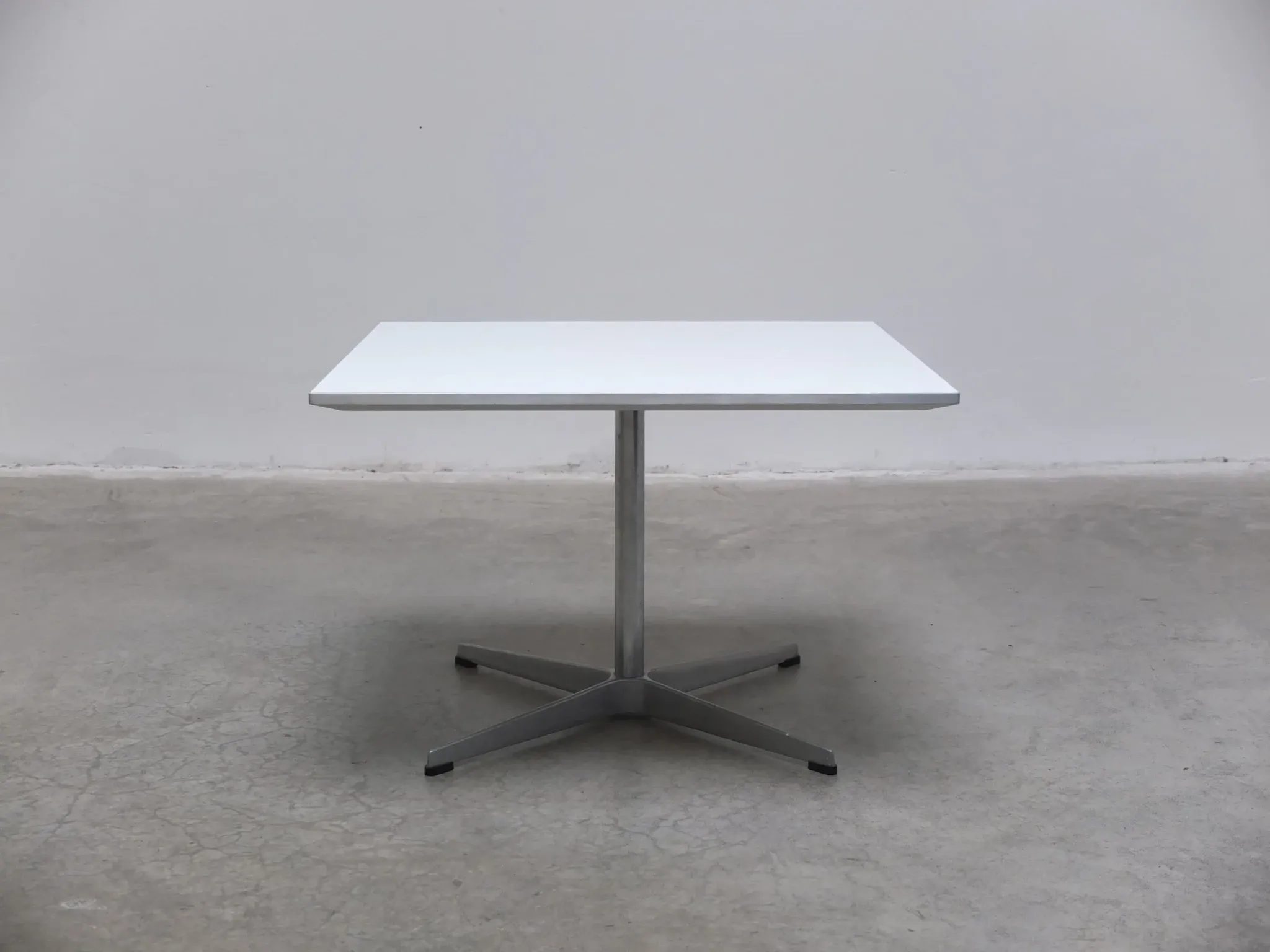 Table carrée ou table basse par Arne Jacobsen pour Fritz Hansen, 1978