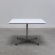 Table carrée ou table basse par Arne Jacobsen pour Fritz Hansen, 1978