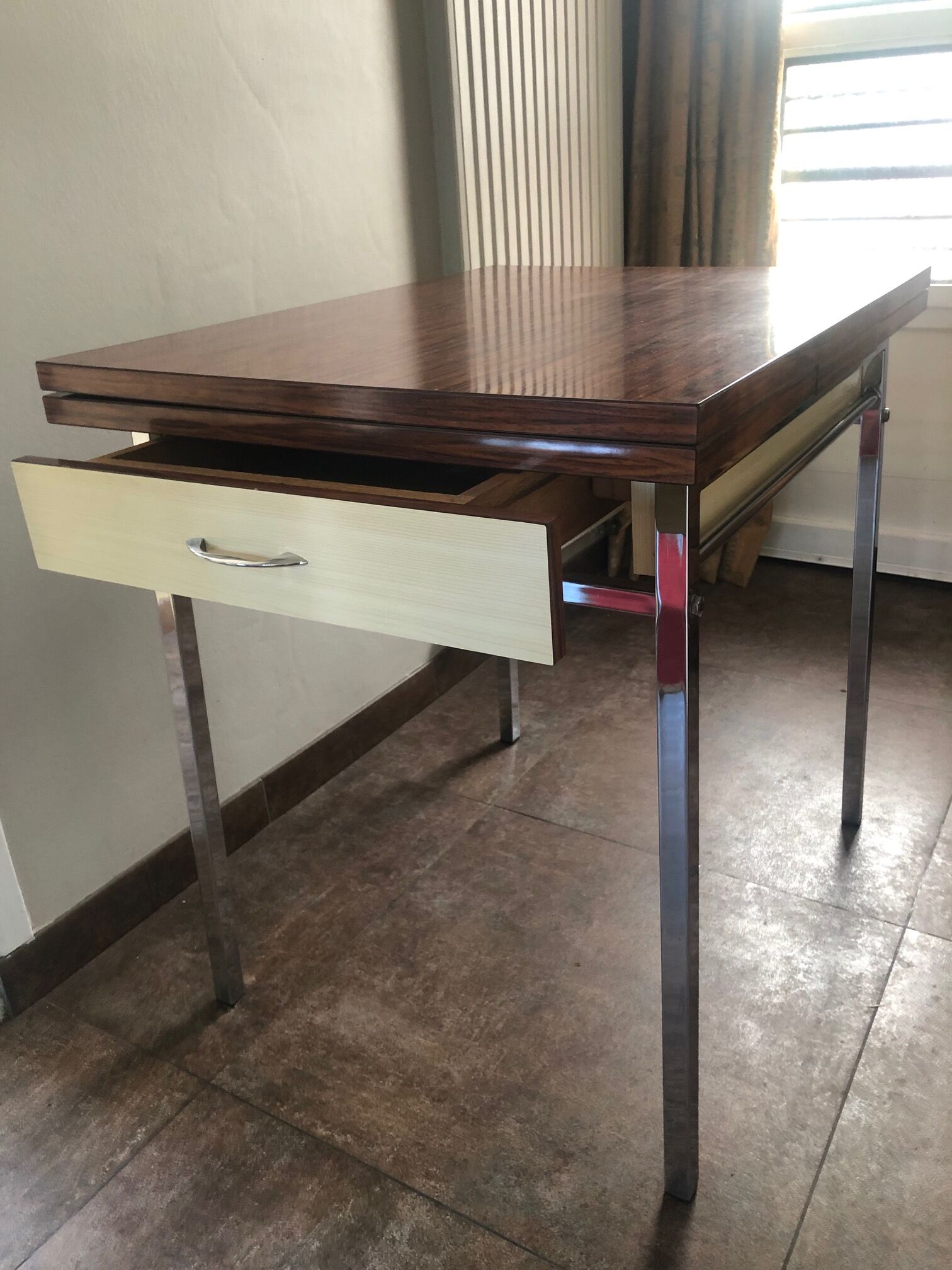 Table en formica avec sa chaise et son tabouret imitation palissandre