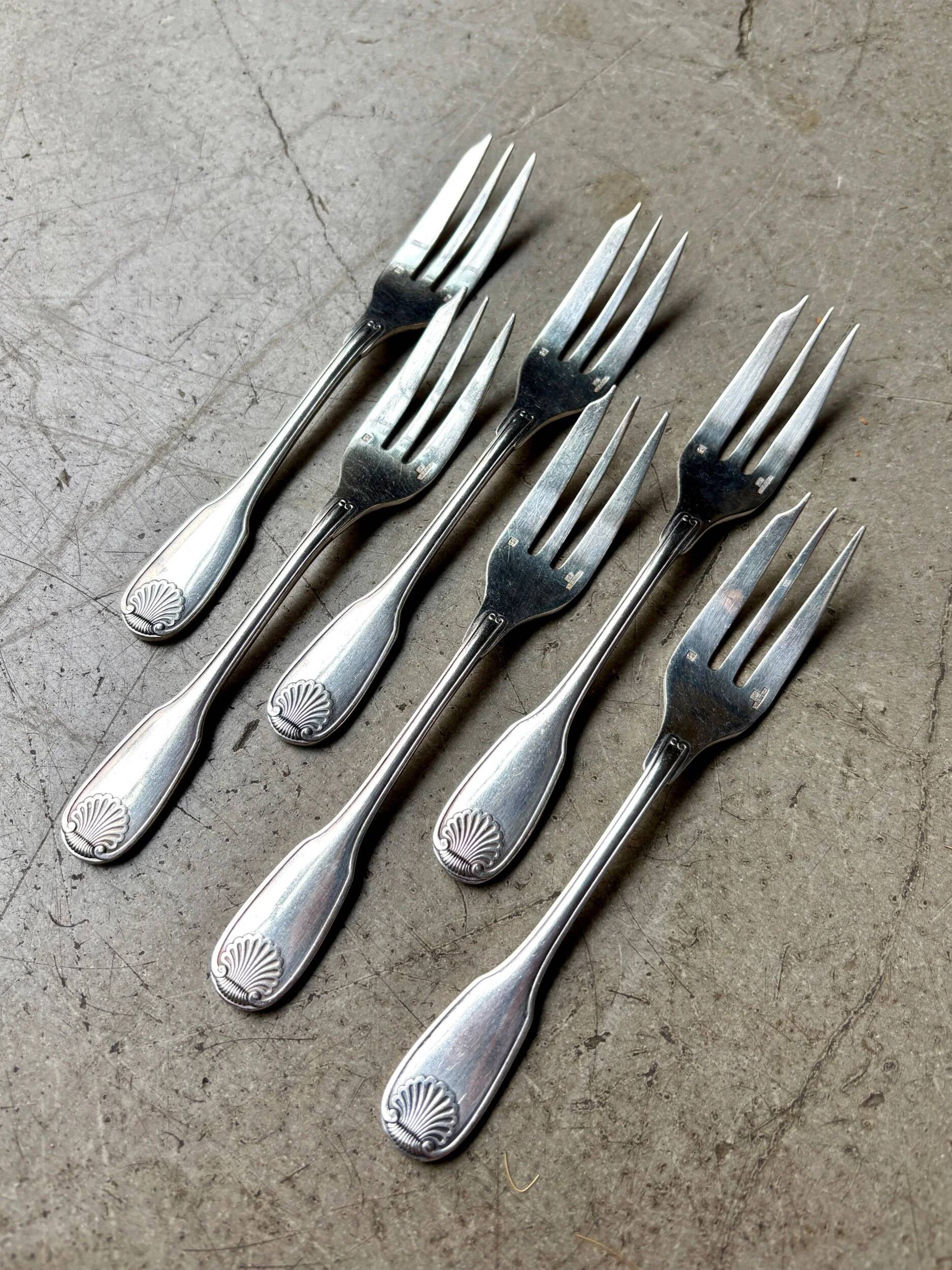 6 dessert forks, Christofle pie in silver-plated metal, shell decoration.