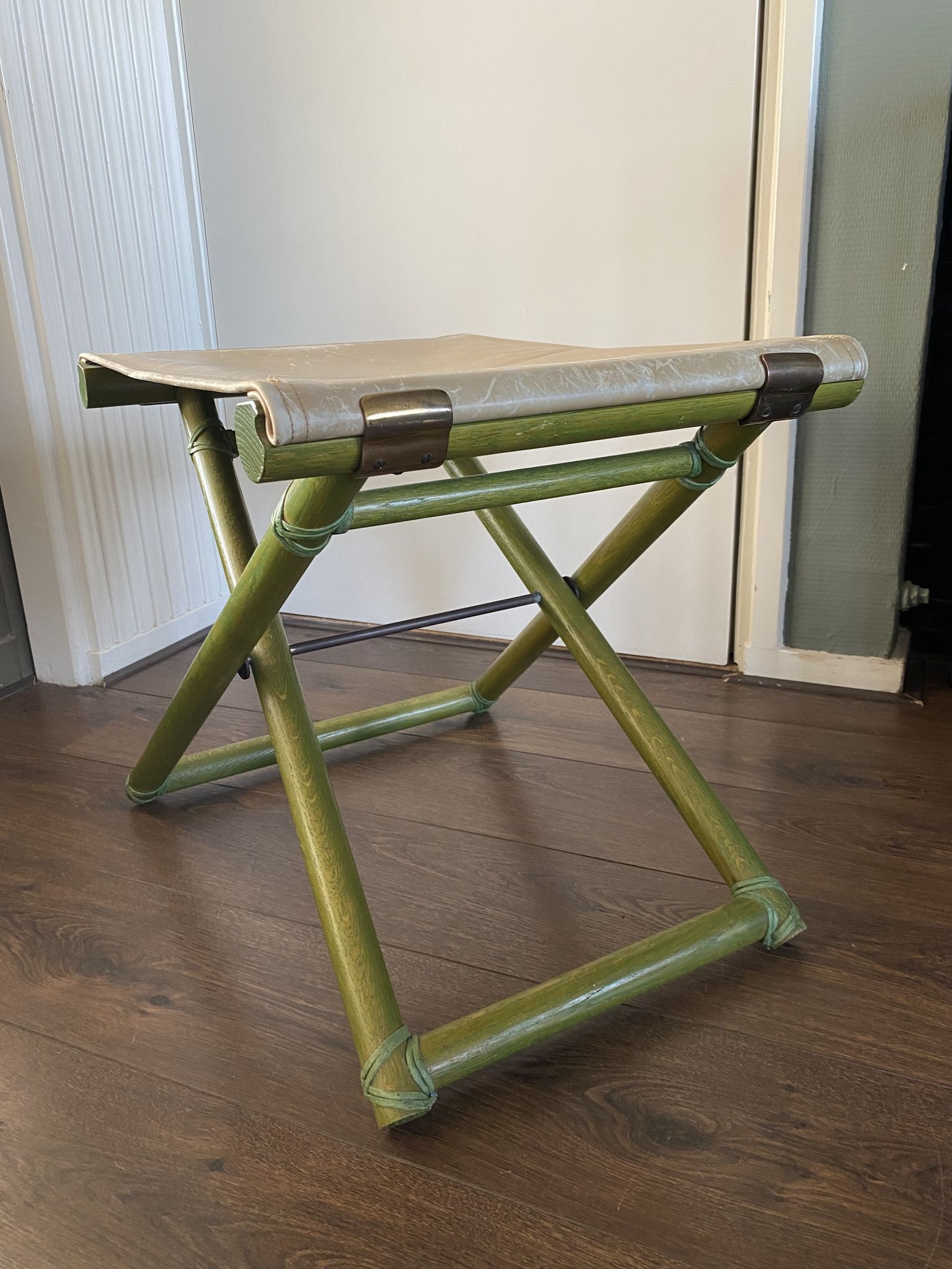 Tabouret pliable vintage Regency en hêtre italien et cuir