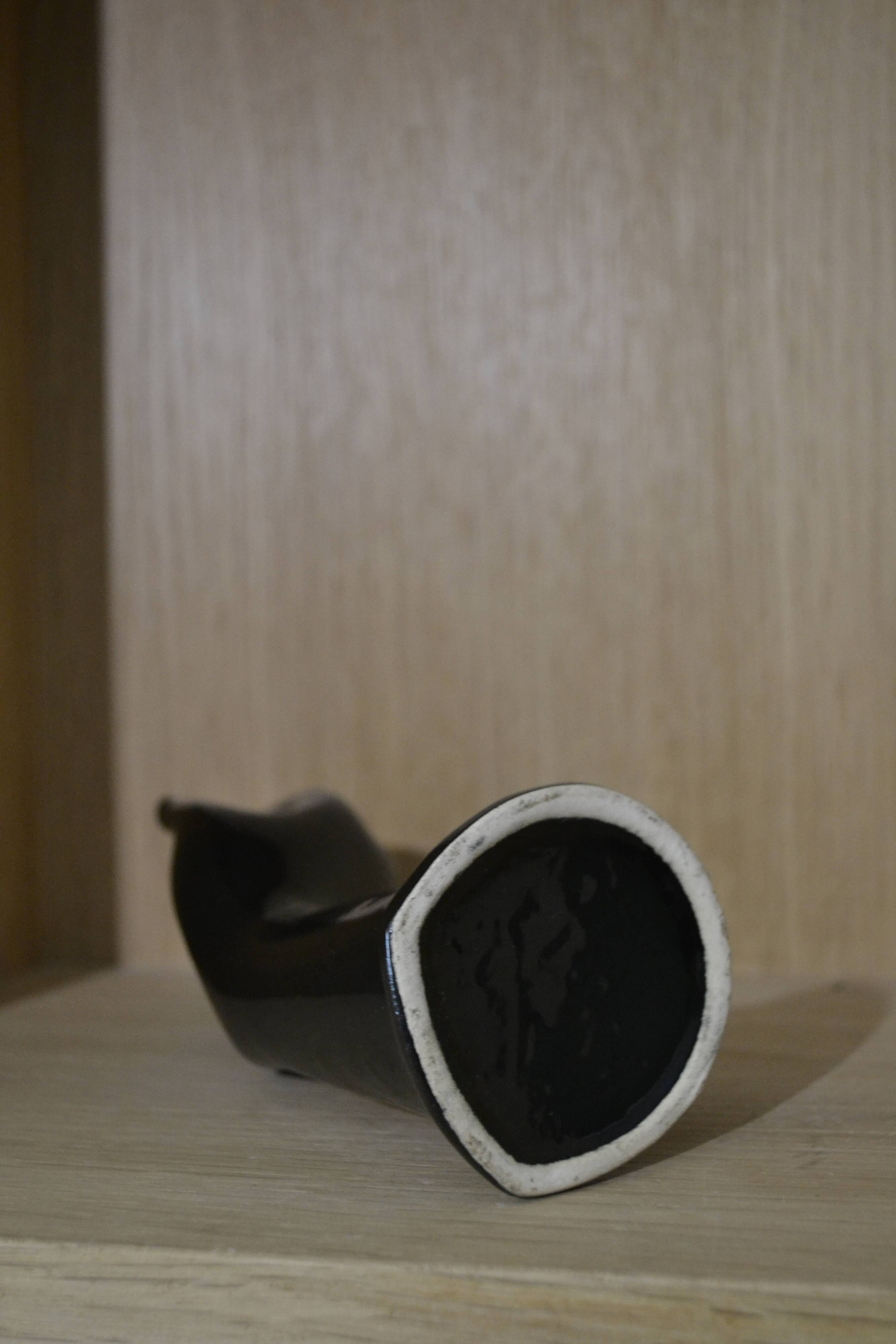 Hand black ring soliflore