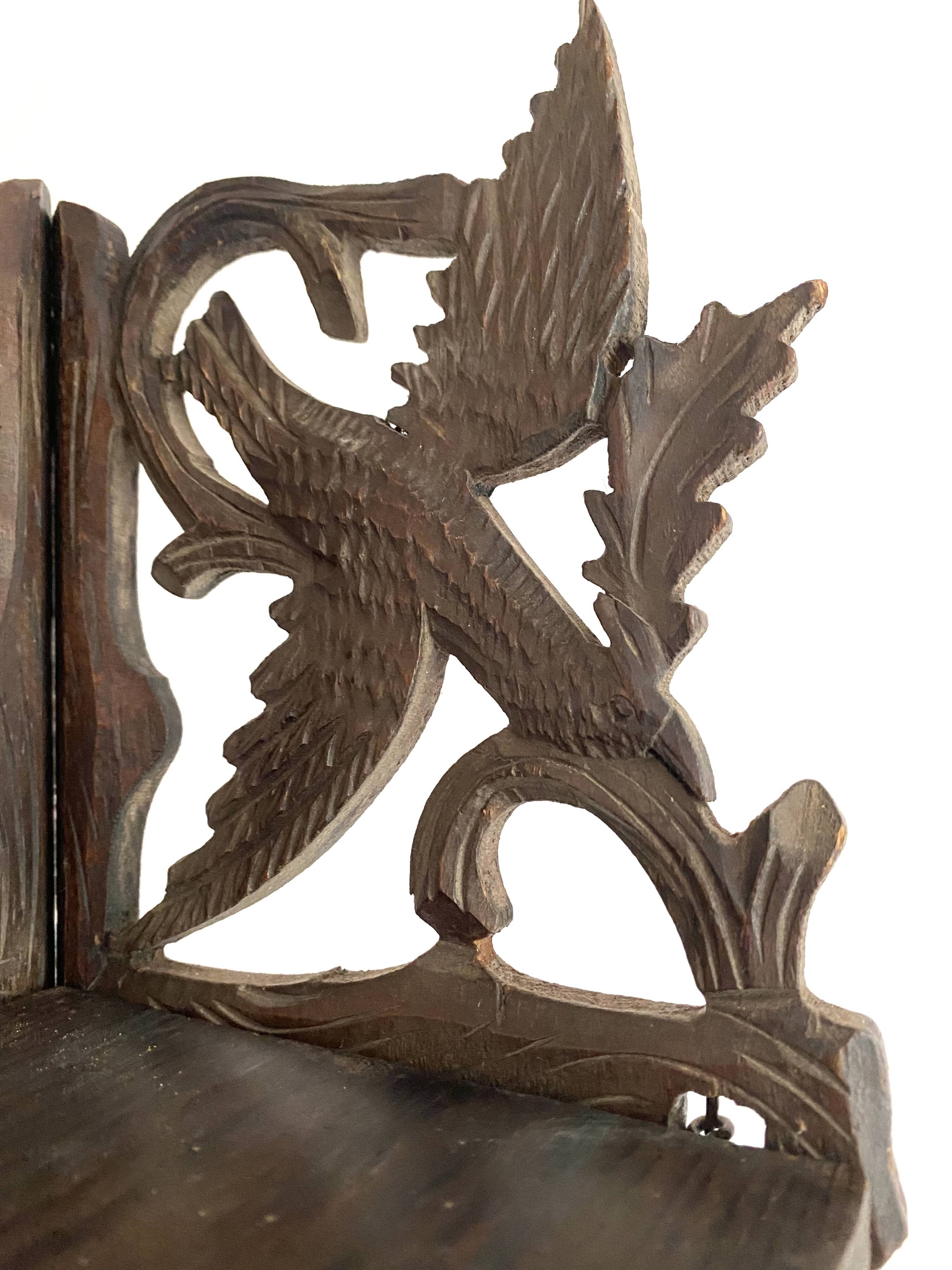 Etagère d'angle ancienne en bois sculpté oiseaux XIXe