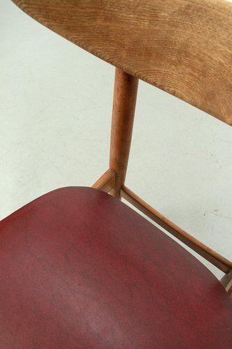 Chaise vintage avec simili cuir rouge
