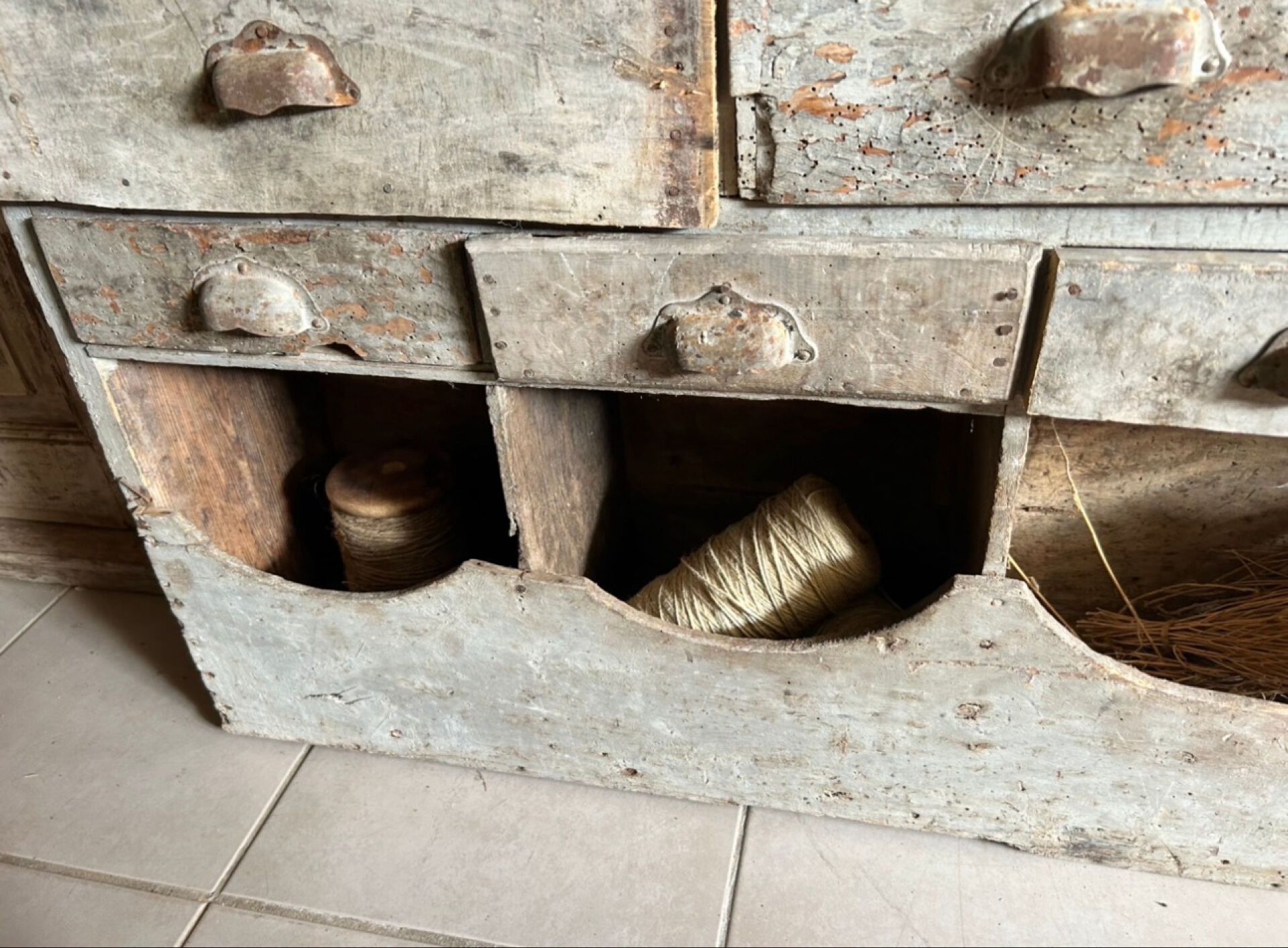 Ancien meuble de quincaillerie, meuble de métier