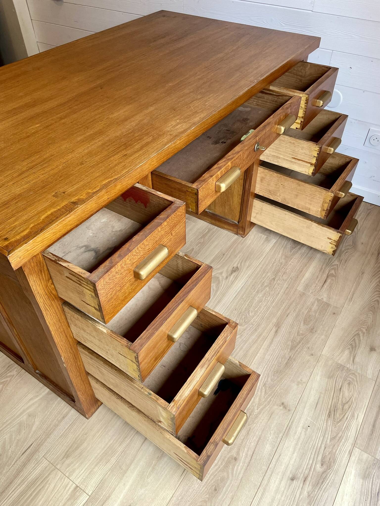Bureau de ministre vintage double caisson en chêne – Milieu de pièce
