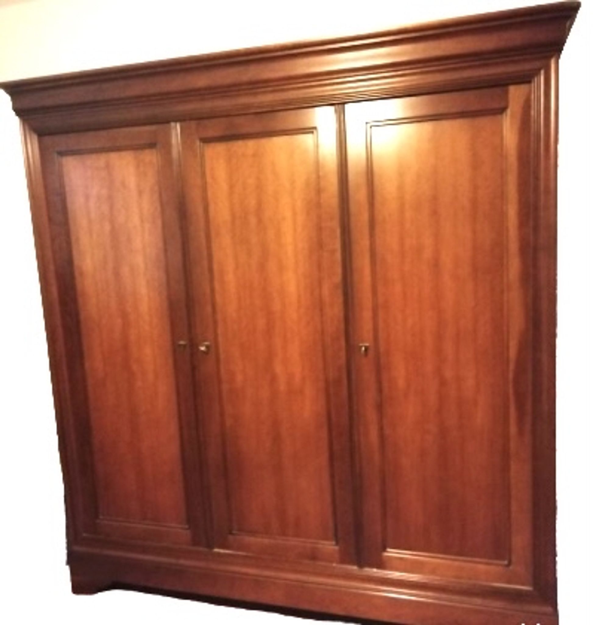 Armoire en merisier style Louis Philippe