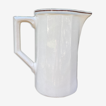 Great white pitcher