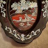 Marquetes lacquer dish with mother-of-pearl inlays figuring 3 characters on a boat in front of a temple.