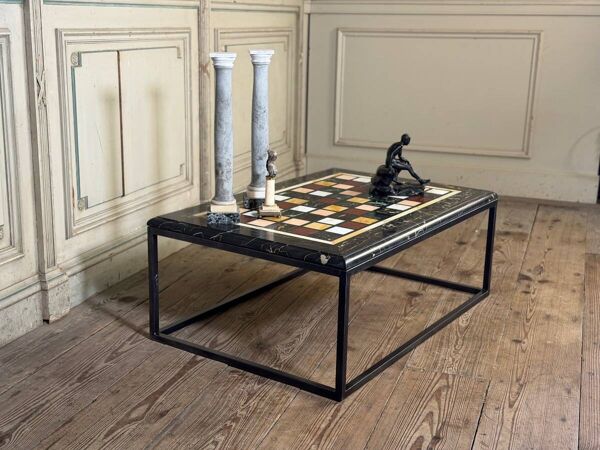 Table de salon, spécimens de marbres, socle de métal sur mesure