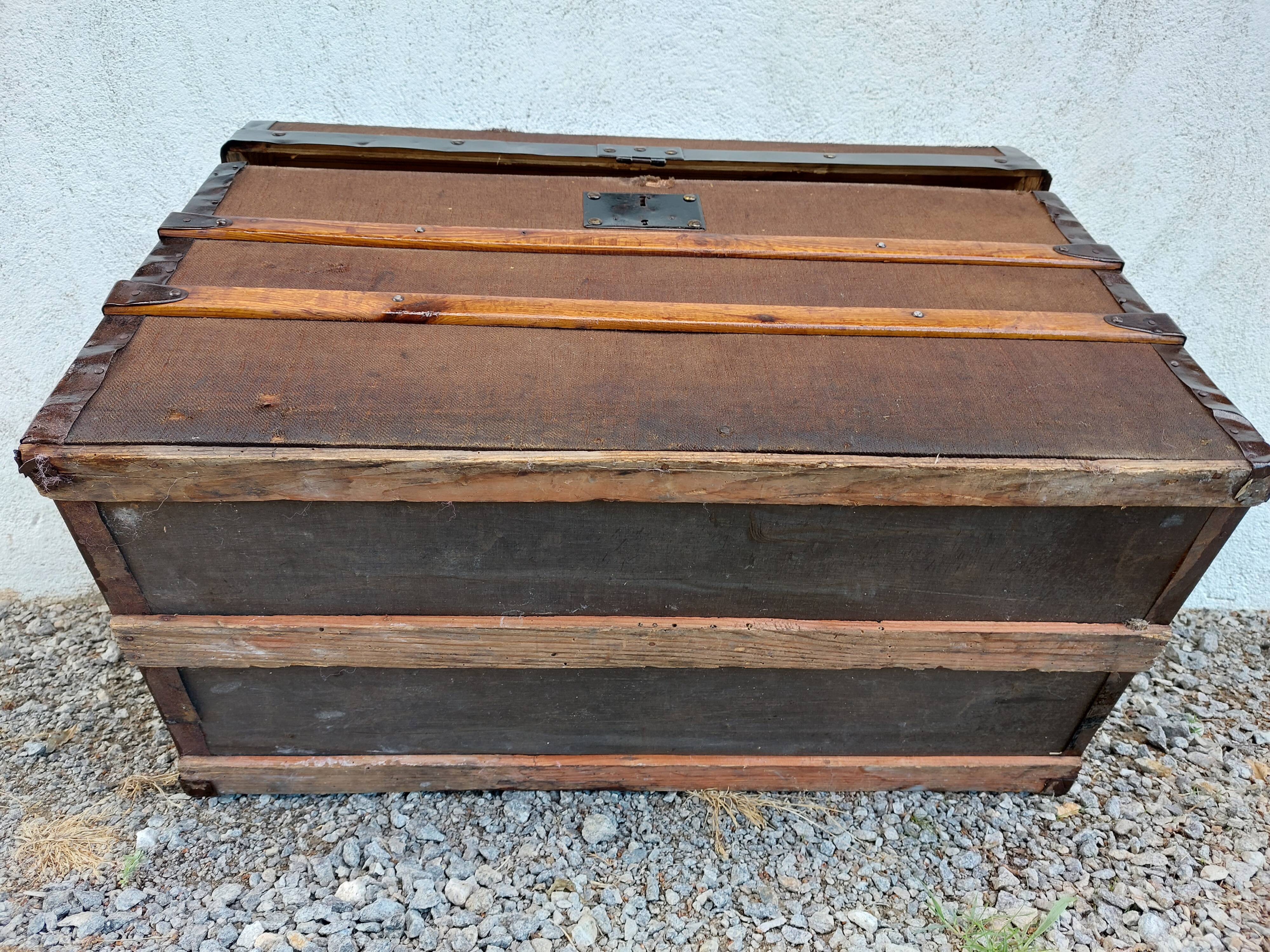 Storage trunk, trunk