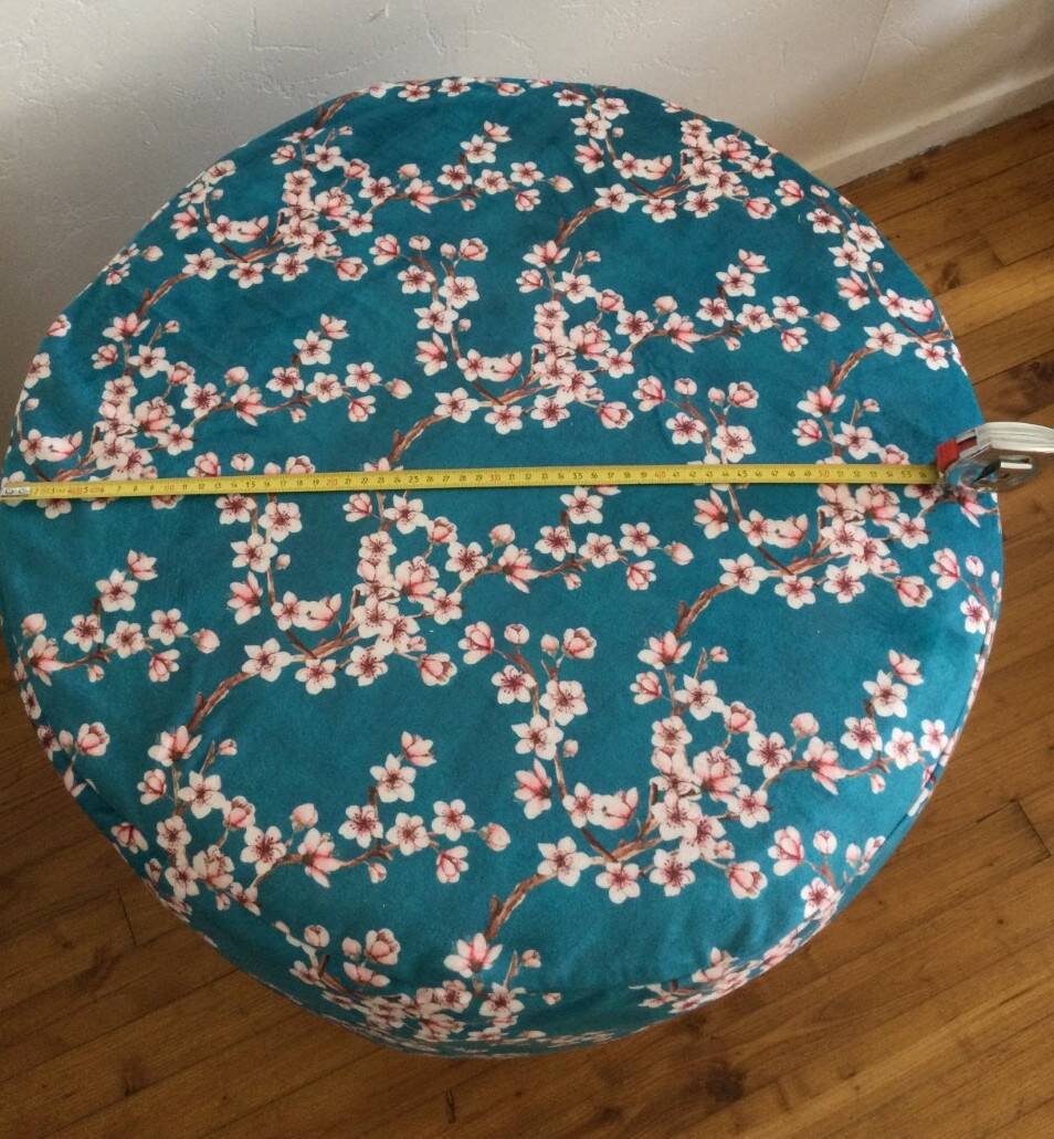 Grand pouf sur roulettes