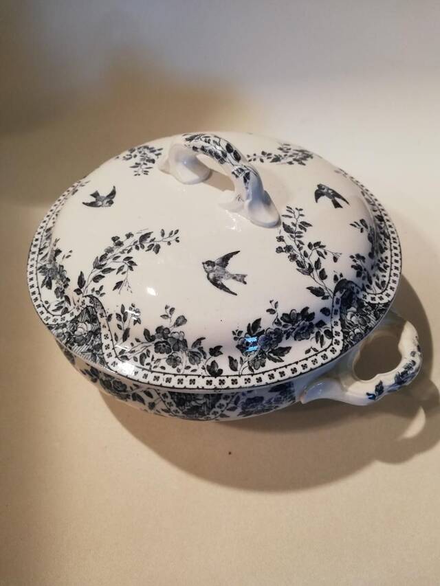 Soup tureen