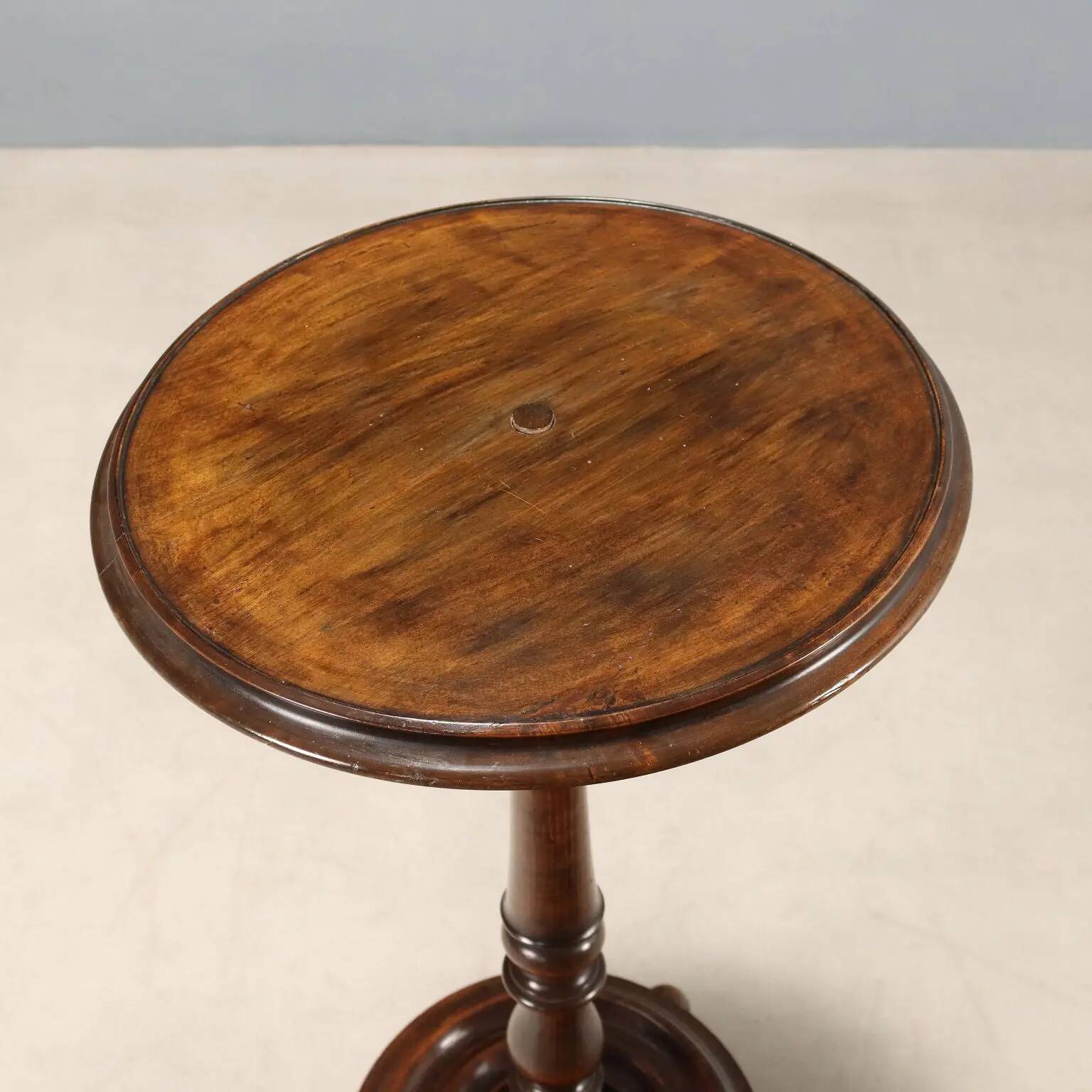 Petite table ancienne en hêtre teinté noyer, Italie, XXe siècle