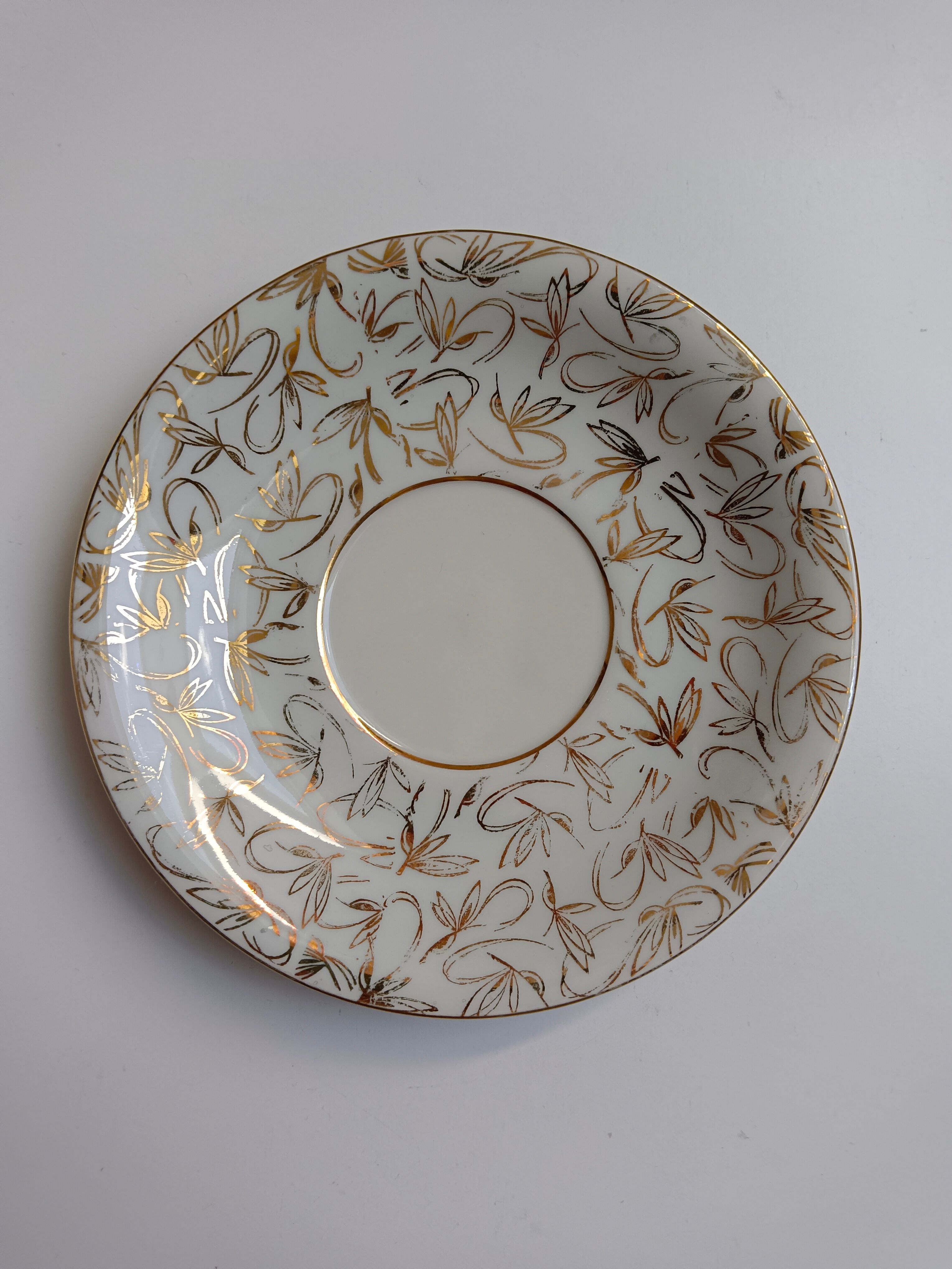 Large porcelain cup from Bavaria with a pearlescent finish and rose decorations.