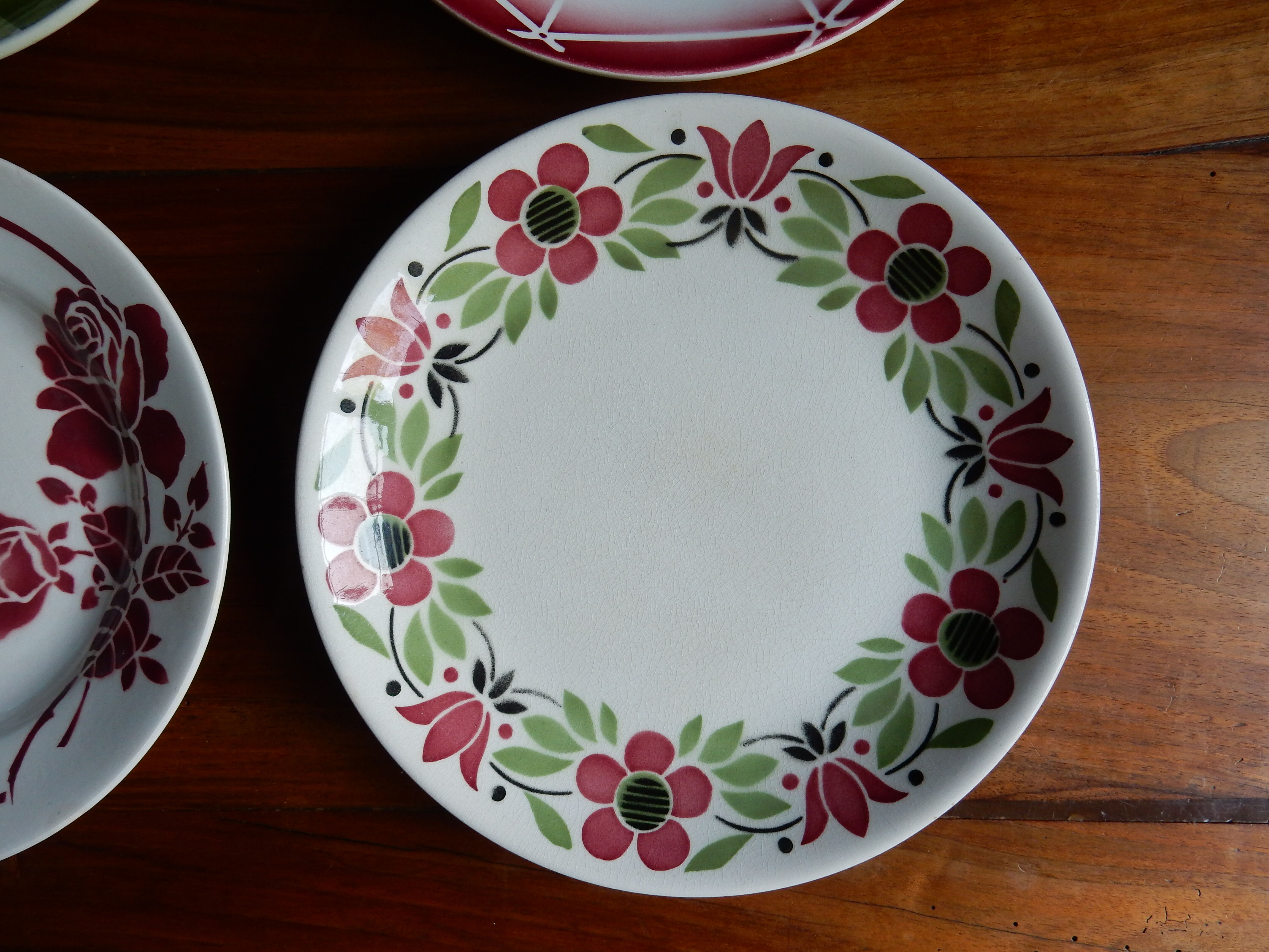 4 flat plates mismatched green and red