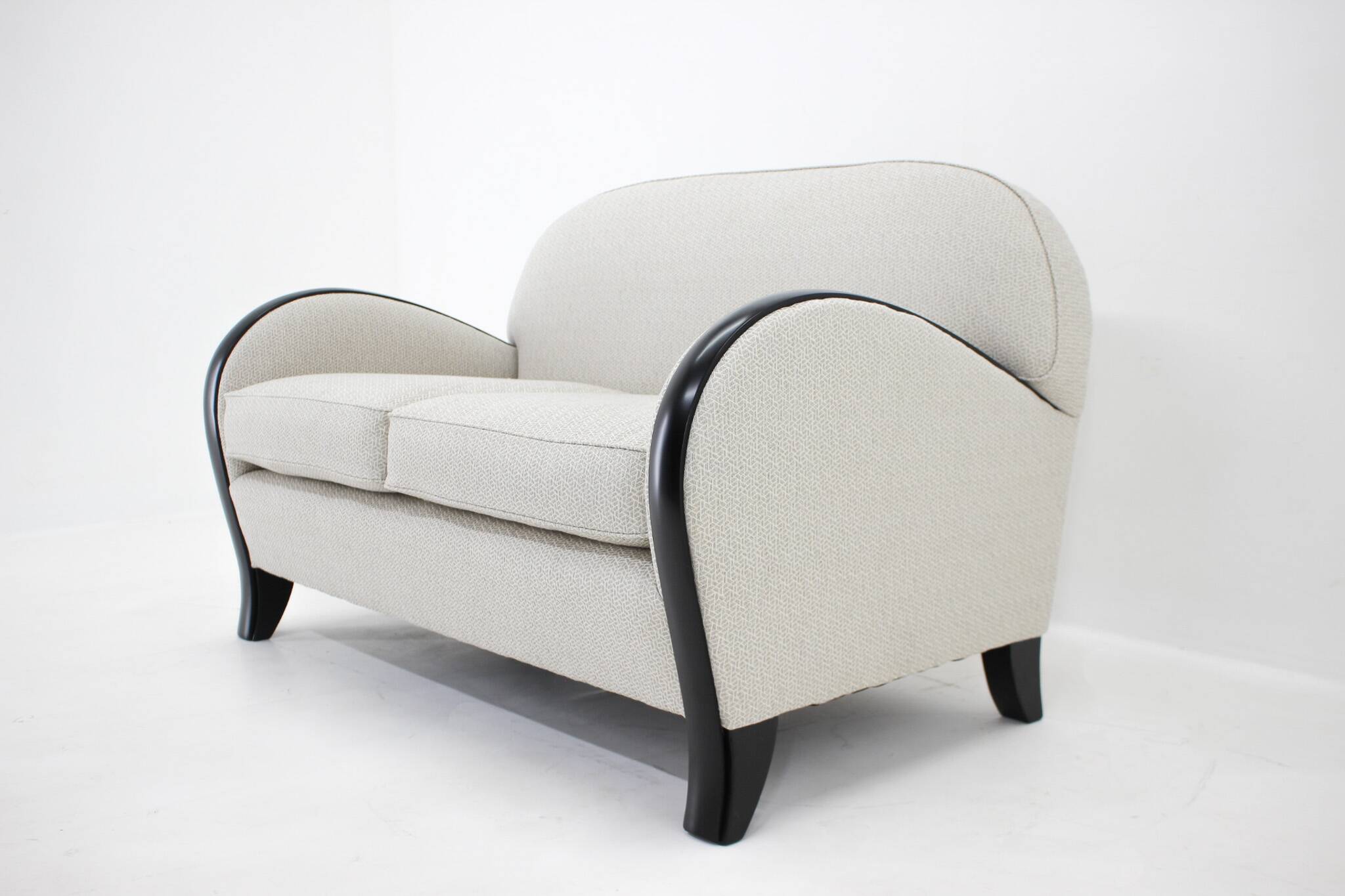 Canapé italien à deux places nouvellement rembourré des années 1940