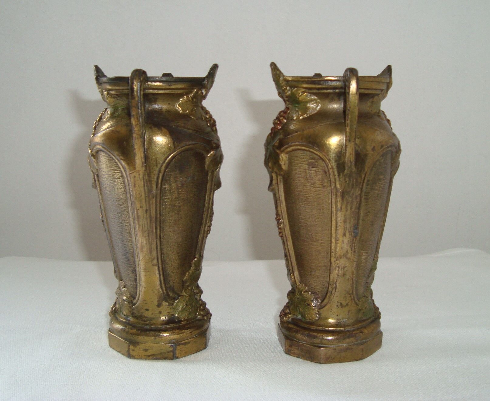 Paire de petits vases en fonte motifs raisins vignes france vintage art nouveau