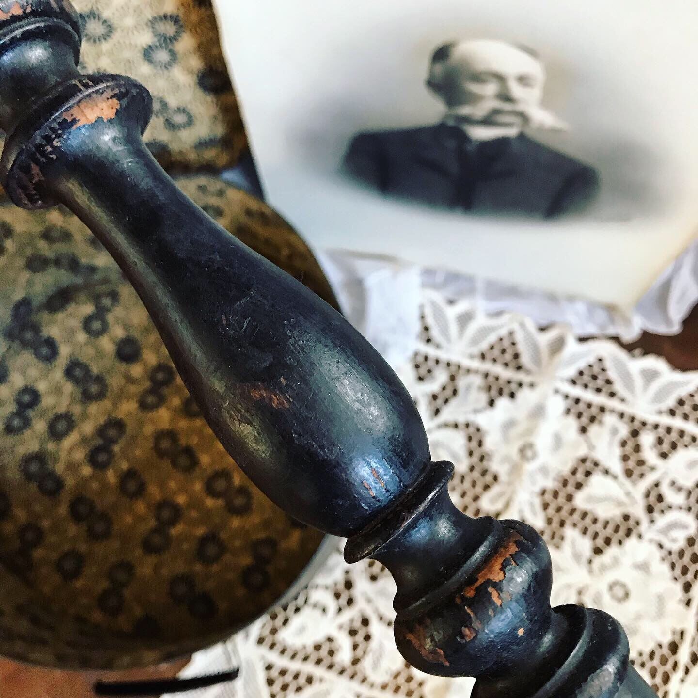 Large Napoleon III hat holder in blackened wood and red velvet. Old hat display. 1900s. Old fashion